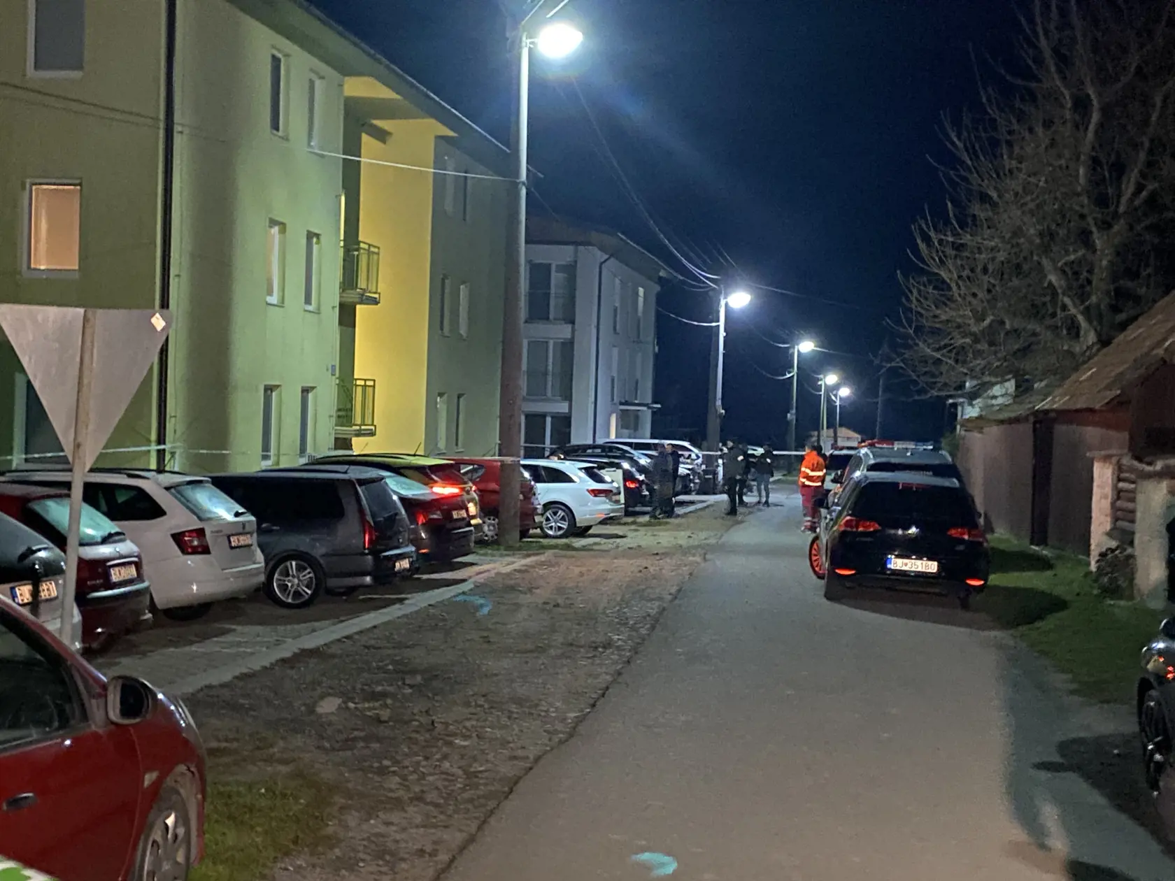 Ulica hrôzy. V Rokytove pri Bardejove, v prvom bytovom dome vľavo na fotografii, na prízemí, policajt zastrelil iba mesačné bábätko a potom zbraň obrátil proti sebe