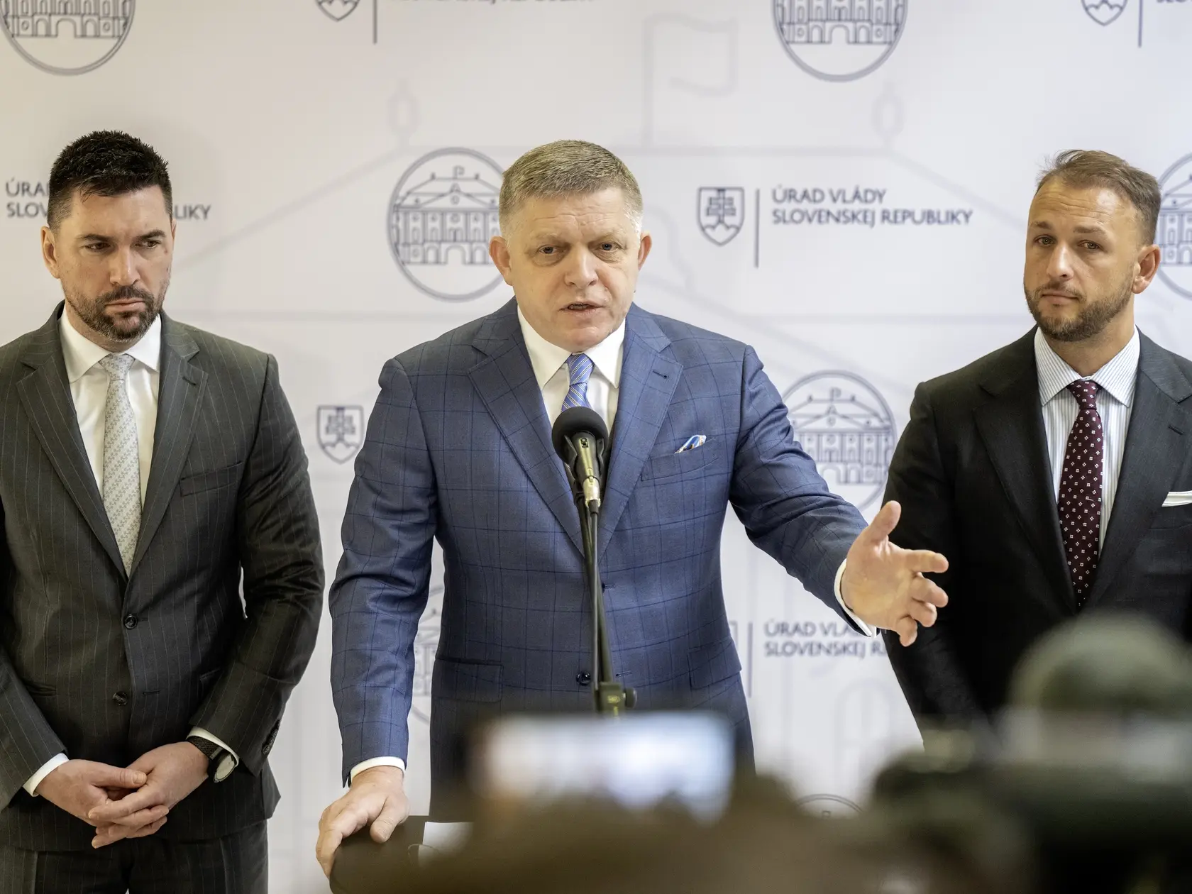 Na snímke zľava minister pôdohospodárstva a rozvoja vidieka SR Richard Takáč, predseda vlády SR Robert Fico (obaja Smer-SD) a minister vnútra SR Matúš Šutaj-Eštok (Hlas-SD) počas tlačovej konferencie po mimoriadnej 84. schôdzi vlády SR 31. marca 2025 v Bratislave.