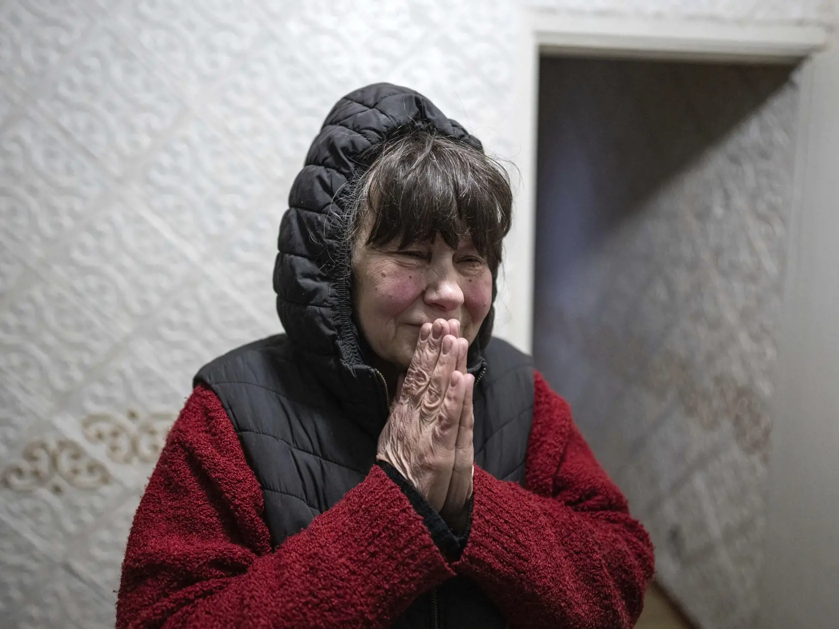 Na snímke 63-ročná Svetlana plače v úkryte po evakuácii z Bachmutu ukrajinskou armádou, v ukrajinskom meste Kosťantynivka 3. apríla 2023.