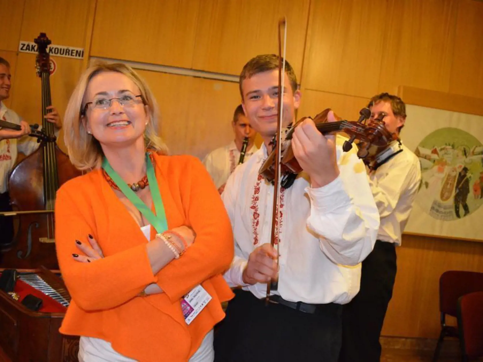 Jana Nagyová pri cimbálovke.