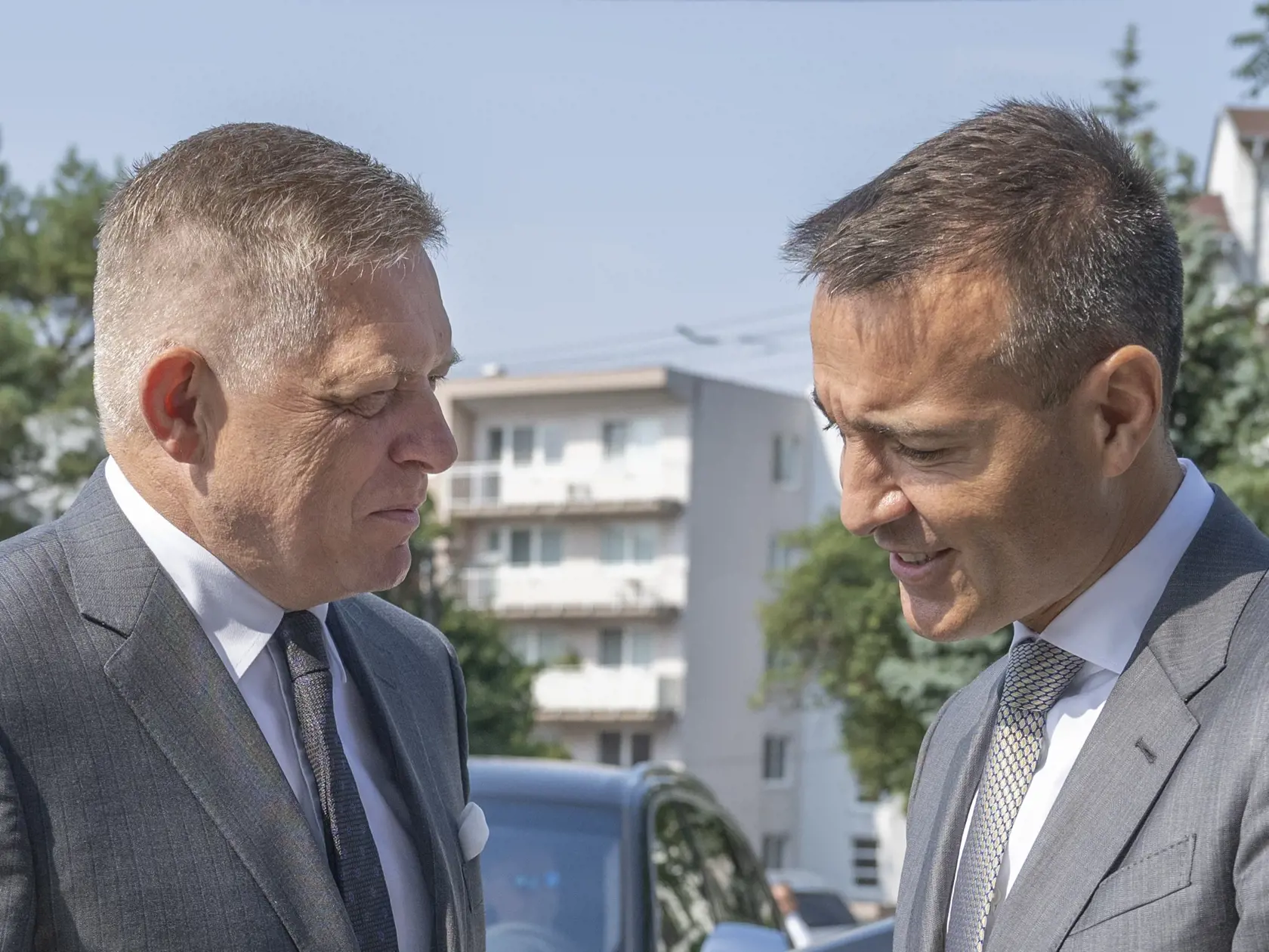 Na snímke vľavo premiér SR Robert Fico (Smer-SD) a vpravo minister školstva, výskumu, vývoja a mládeže SR Tomáš Drucker (Hlas-SD) počas návštevy Ministerstva školstva 20. augusta 2024 v Bratislave.