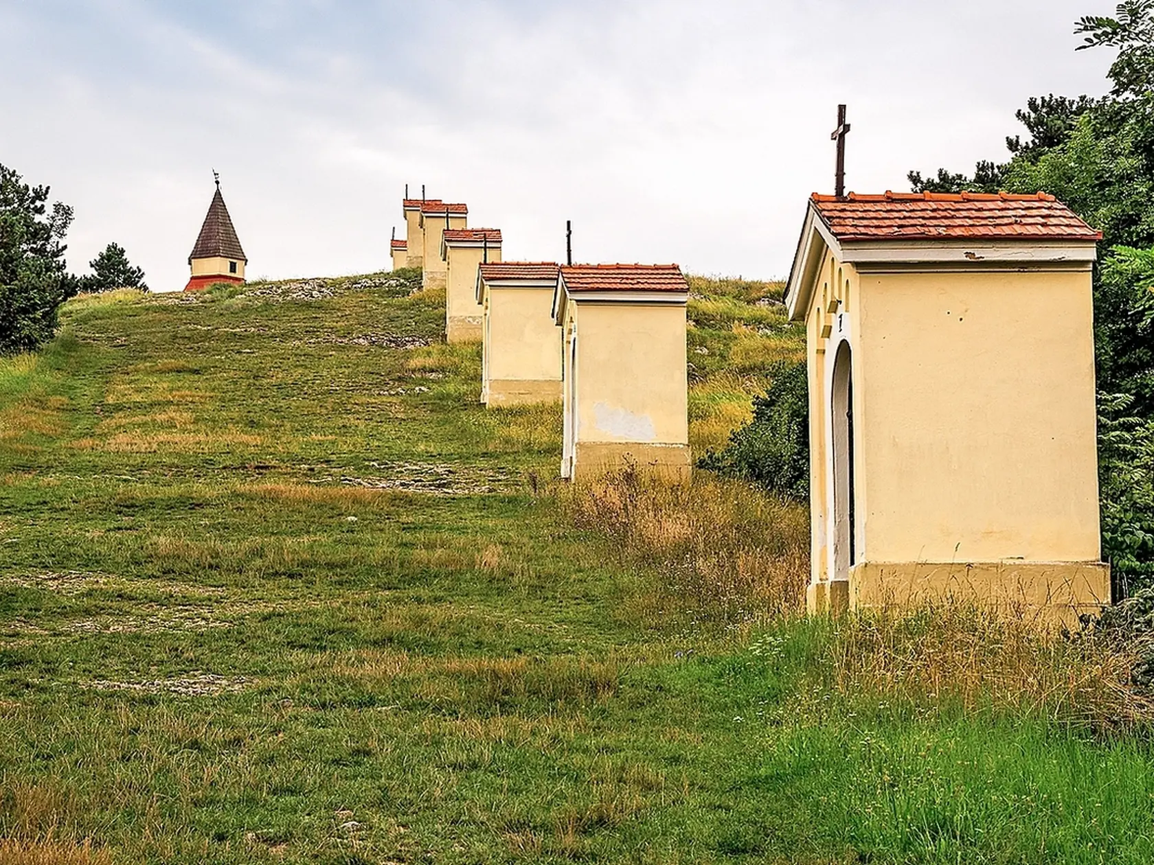 Krížová cesta ako ju pozná väčšina ľudí. Na snímke nitrianska Kalvária.
