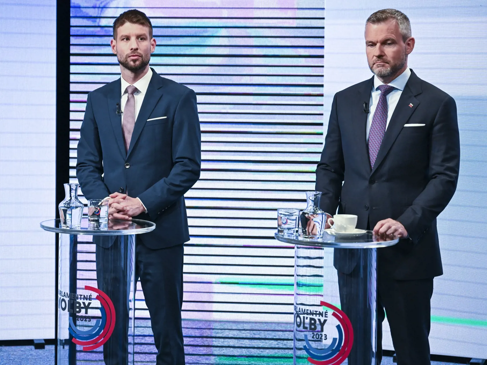 Na snímke zľava predseda Progresívneho Slovenska Michal Šimečka a predseda strany Hlas-SD Peter Pellegrini počas povolebnej diskusie v RTVS O 5 minút 12 k výsledkom predčasných parlamentných volieb na Slovensku v Bratislave 1. októbra 2023. FOTO TASR - Jaroslav Novák