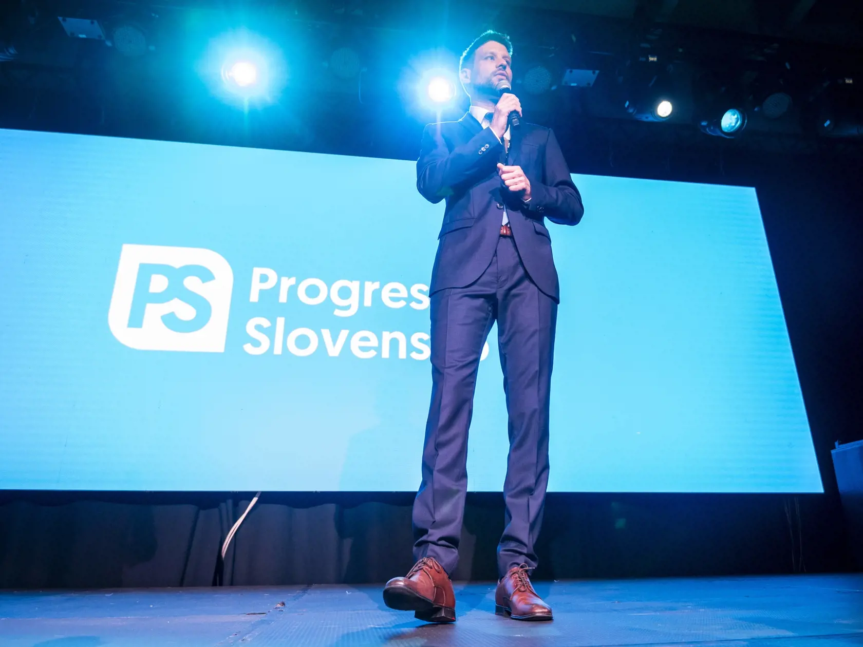 Na Slovensku sa v sobotu 30. septembra 2023 konali v poradí štvrté predčasné a celkovo deviate parlamentné voľby v ére samostatnosti. Na snímke predseda hnutia Progresívne Slovensko (PS) Michal Šimečka sa prihovára prítomným počas volebnej noci v centrále hnutia v Bratislave v sobotu 30. septembra 2023. FOTO TASR - Jaroslav Novák