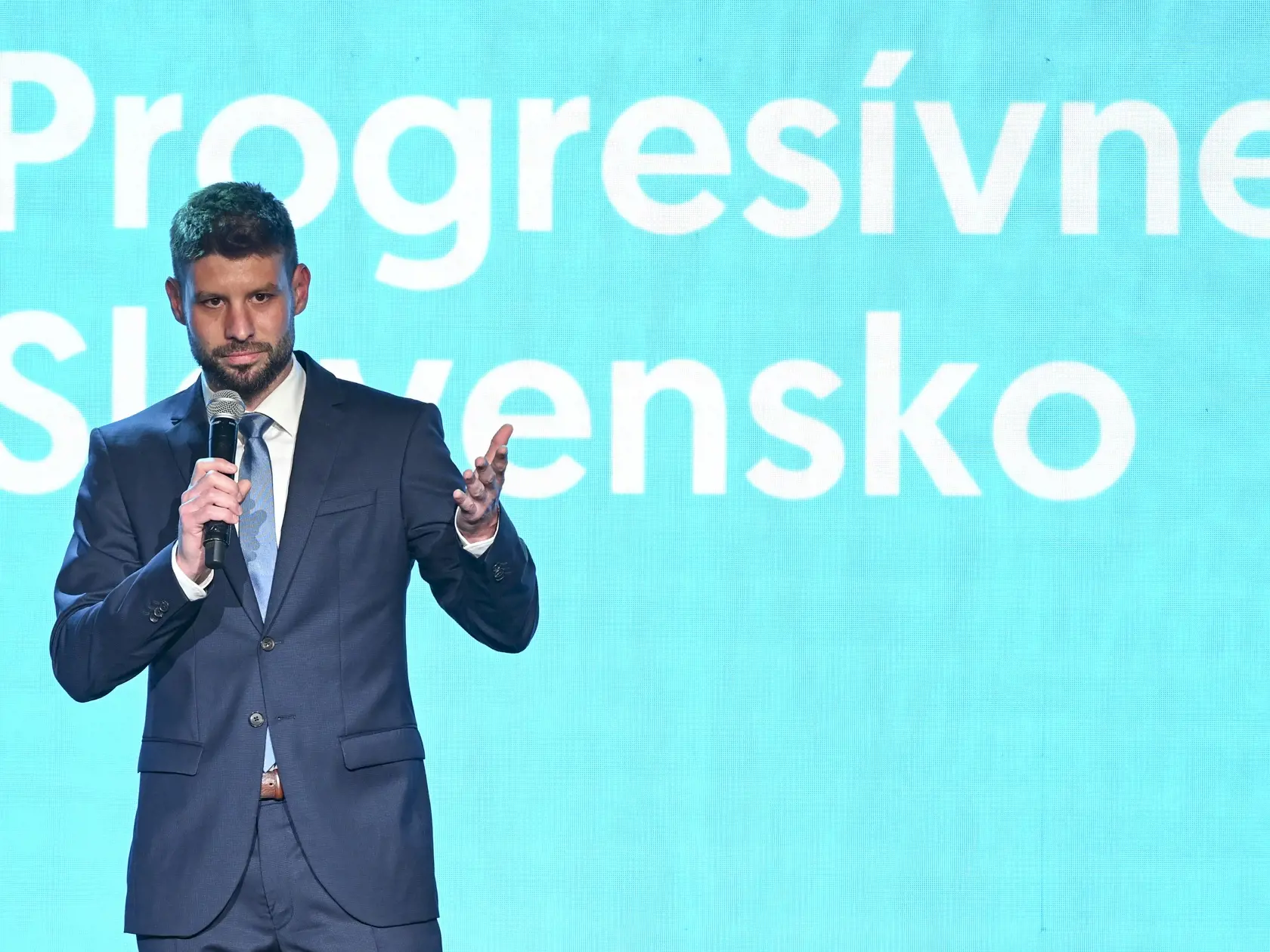 Na Slovensku sa v sobotu 30. septembra 2023 konali v poradí štvrté predčasné a celkovo deviate parlamentné voľby v ére samostatnosti. Na snímke predseda hnutia Progresívne Slovensko (PS) Michal Šimečka sa prihovára prítomným počas volebnej noci v centrále hnutia v Bratislave v sobotu 30. septembra 2023. FOTO TASR - Jaroslav Novák