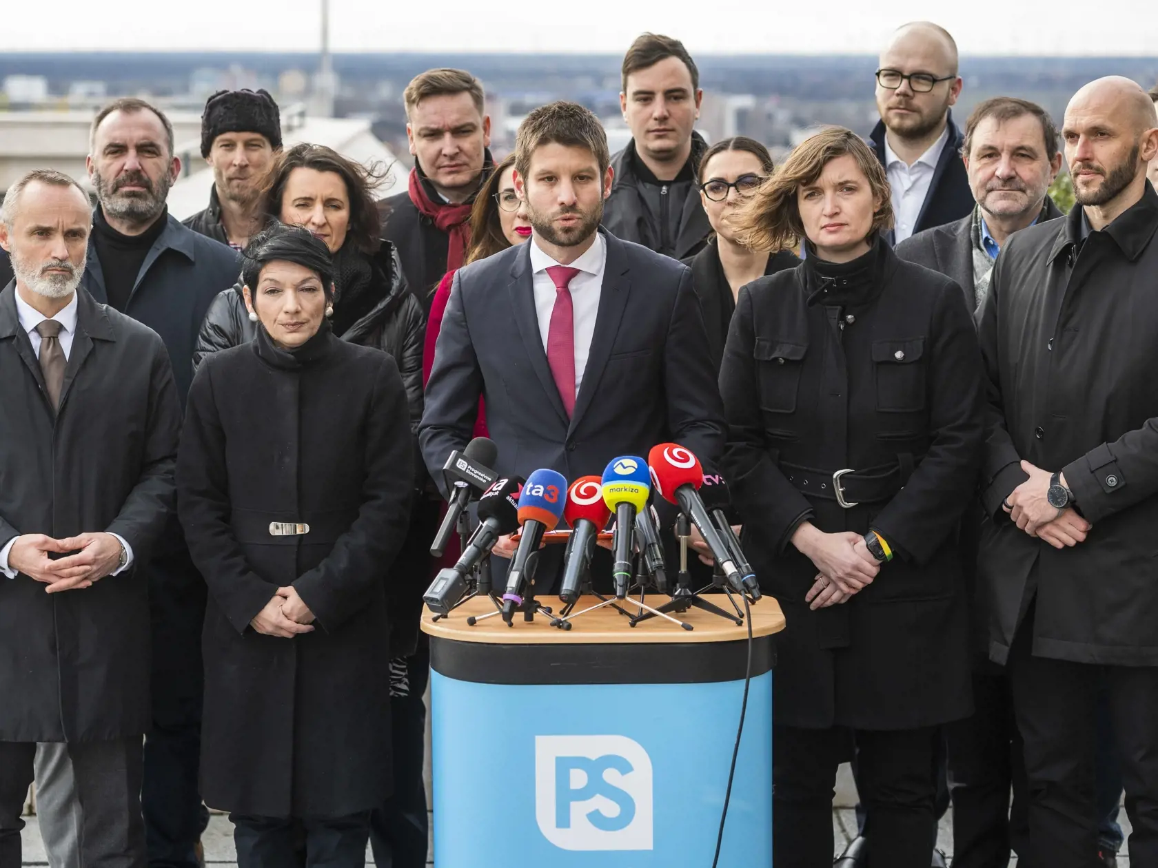 Na snímke uprostred predseda strany Progresívne Slovensko a podpredseda Európskeho parlamentu Michal Šimečka spolu s tímom počas tlačovej konferencie k parlamentným voľbám v Bratislave v stredu 1. februára 2023. FOTO TASR - Jaroslav Novák