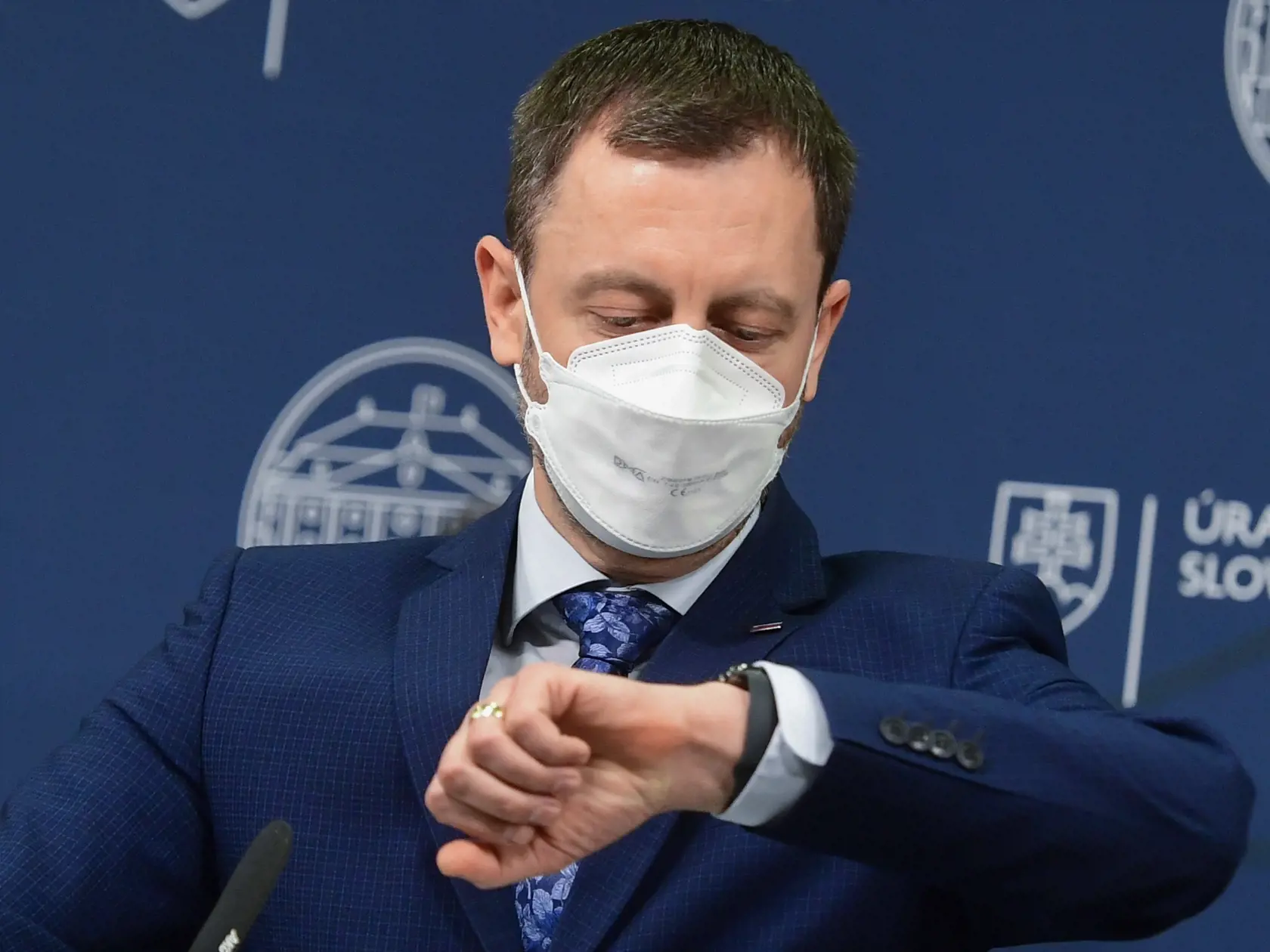 Na snímke je premiér SR Eduard Heger (OĽaNO) počas tlačovej konferencie.