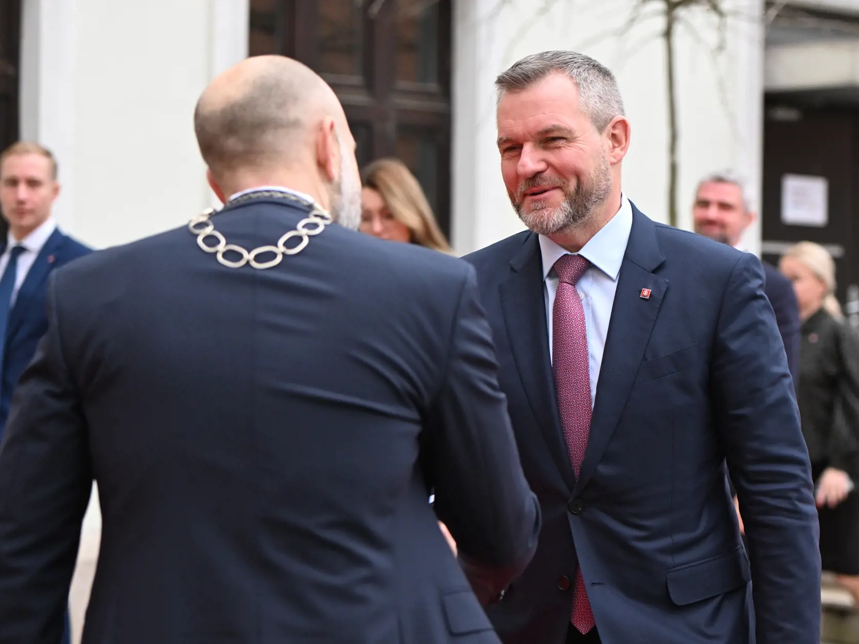 Na snímke prezident SR Peter Pellegrini (vpravo) a primátor Trnavy Peter Bročka sa vítajú počas stretnutia v Trnave v stredu 11. septembra 2024.