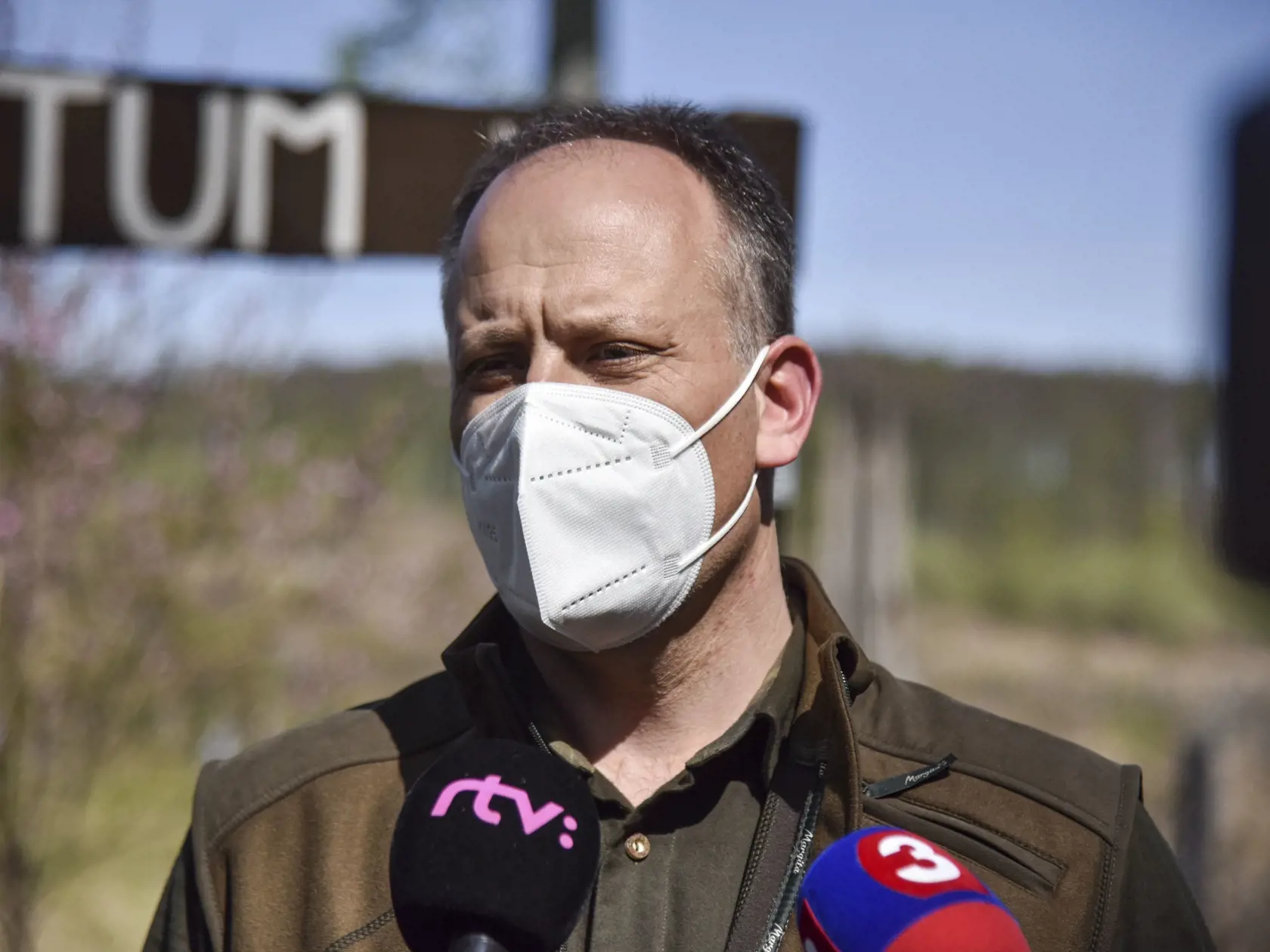 Na snímke generálny riaditeľ Lesov Slovenskej republiky Tomáš Čuka počas tlačovej konferencie k sadeniu mladých dubov a smrekov v lokalite Ondrovičov obrázok nad Limbachom 24. apríla 2021. FOTO TASR - Pavol Zachar