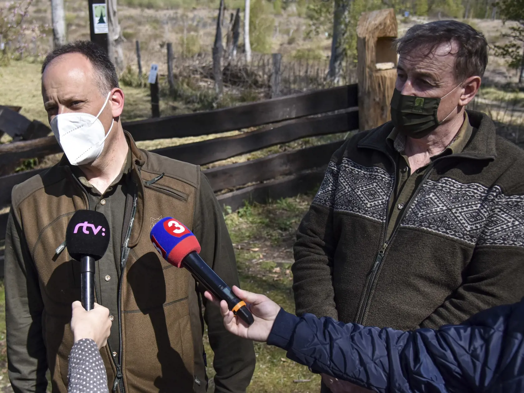 Na snímke zľava generálny riaditeľ Lesov Slovenskej republiky Tomáš Čuka, riaditeľ odštepného závodu Smolenice Martin Matys počas tlačovej konferencie k sadeniu mladých dubov a smrekov v lokalite Ondrovičov obrázok nad Limbachom 24. apríla 2021. FOTO TASR - Pavol Zachar