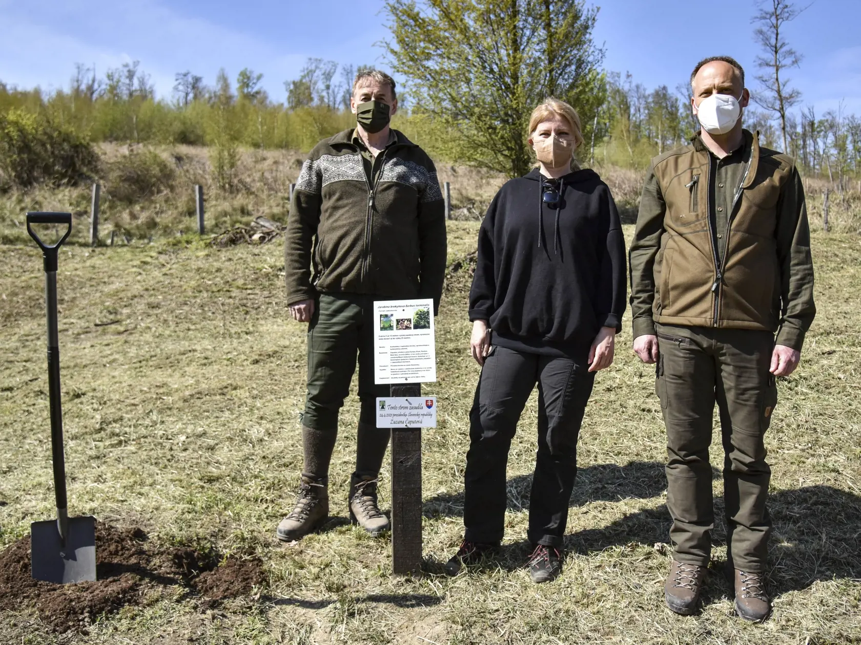 Na snímke zľava riaditeľ odštepného závodu Smolenice Martin Matys, prezidentka SR Zuzana Čaputová, generálny riaditeľ Lesov Slovenskej republiky Tomáš Čuka počas sadenia mladých dubov a smrekov v lokalite Ondrovičov obrázok nad Limbachom 24. apríla 2021. FOTO TASR - Pavol Zachar