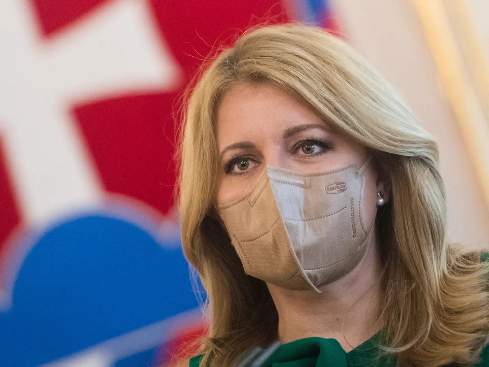 Zmluva o nákupe vakcíny Sputnik V by mala byť zverejnená. Prezidentka SR Zuzana Čaputová to vyhlásila vo štvrtok po preštudovaní zmluvy a listu, v ktorom Rusko požiadalo o vrátenie vakcín. Doplnila, že dôvodom požiadavky na vrátenie nebolo, že dal Štátny ústav pre kontrolu liečiv testovať vakcínu necertifikovanému laboratóriu. Na snímke je prezidentka SR Zuzana Čaputová počas vyhlásenia pre médiá.