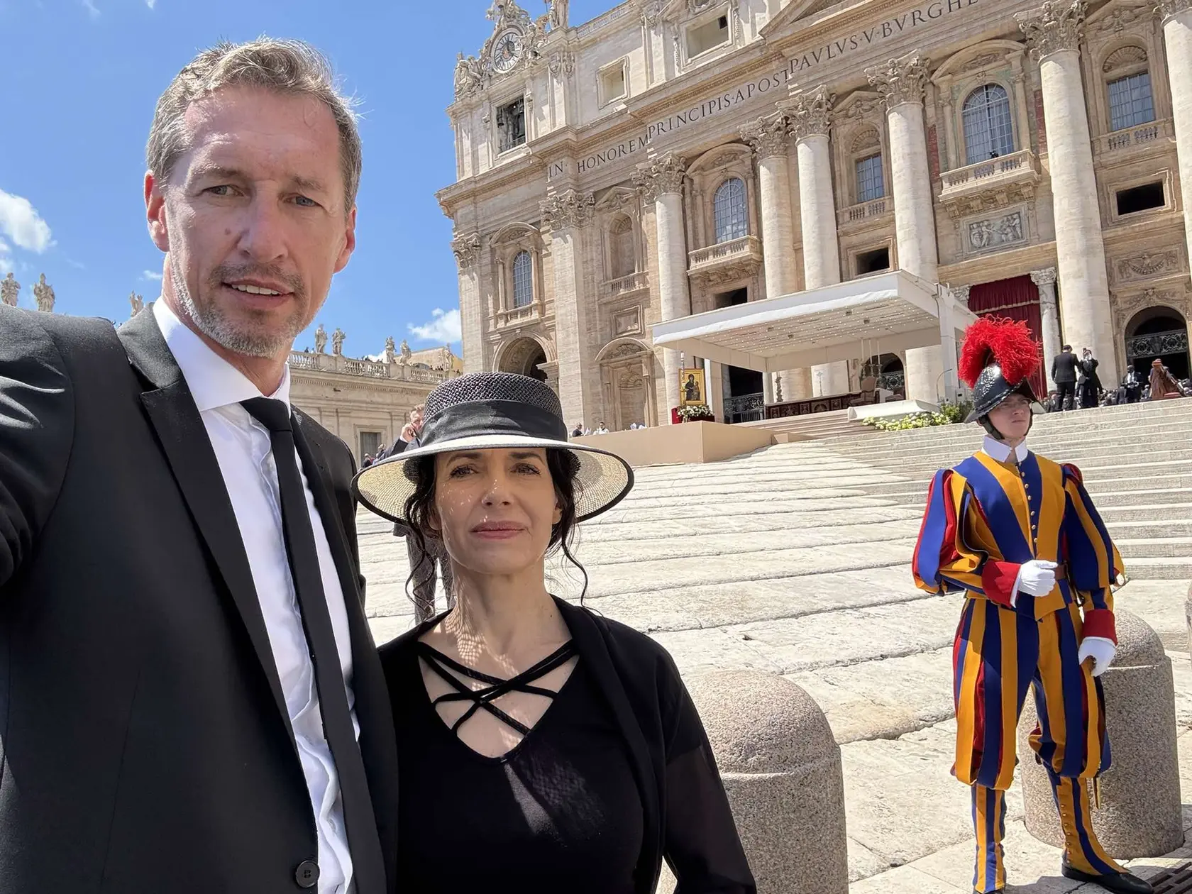 Prešovský župan Milan Majerský s manželkou Miriam Lexmann po pohrebe pápeža Františka vo Vatikáne. 