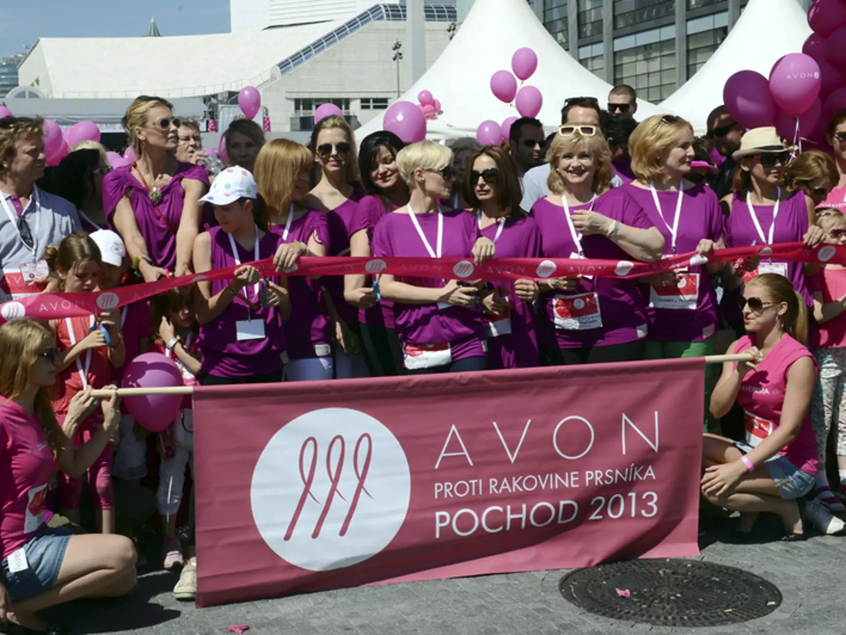 Na Avon pochode sa bzúčastnilo veľa známych tvárí: zľava Maroš Kramár, Daniela Peštová, Zlatica Puškárová, Kveta Horváthová, Henrieta Mičkovicová, Nora Beňačková, Ada Straková.