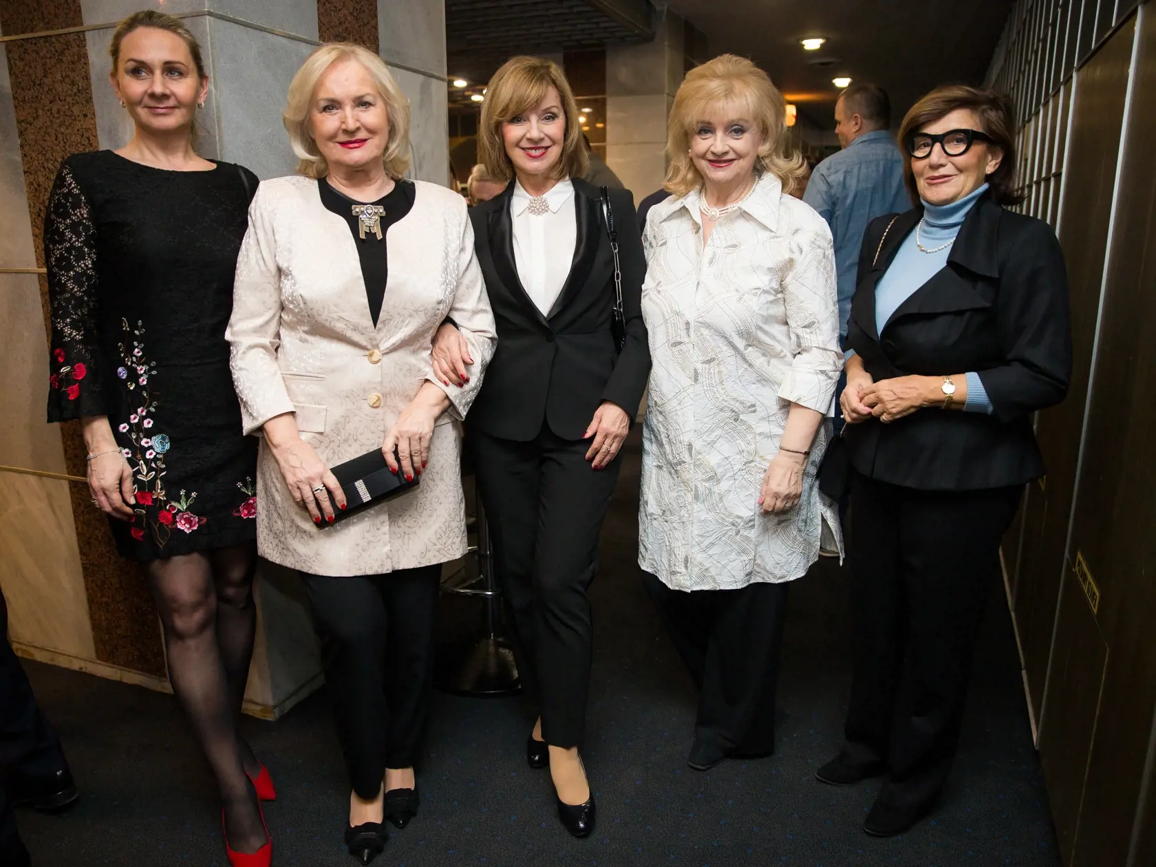 Príchody na druhú premiéru divadelnej hry "Rozum a cit" v divadle Nová scéna v Bratislave. Na snímke Ada Straková, Alena Heribanová a Nora Beňačková.