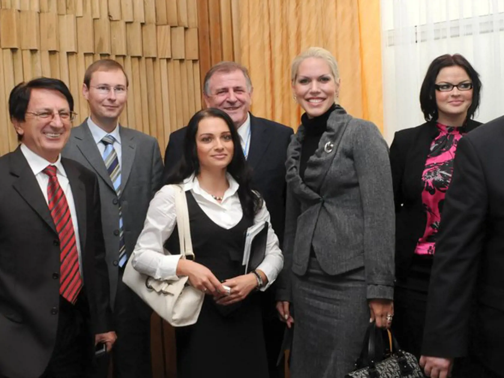 Dòa 18. októbra 2008 sa konal v Banskej Bystrici  mimoriadny snem ¼S-HZDS. Na snímke z¾ava podpredseda ¼S-HZDS Milan Urbáni, novozvolený podpredseda ¼S-HZDS Jozef Habánik, predseda ¼S-HZDS Vladimír Meèiar, novozvolená podpredsedníèka ¼S-HZDS Barbora Straková a novozvolená  ústredná tajomníèka ¼S-HZDS Ivana Kapráliková. FOTO TASR - Jozef Ïurník