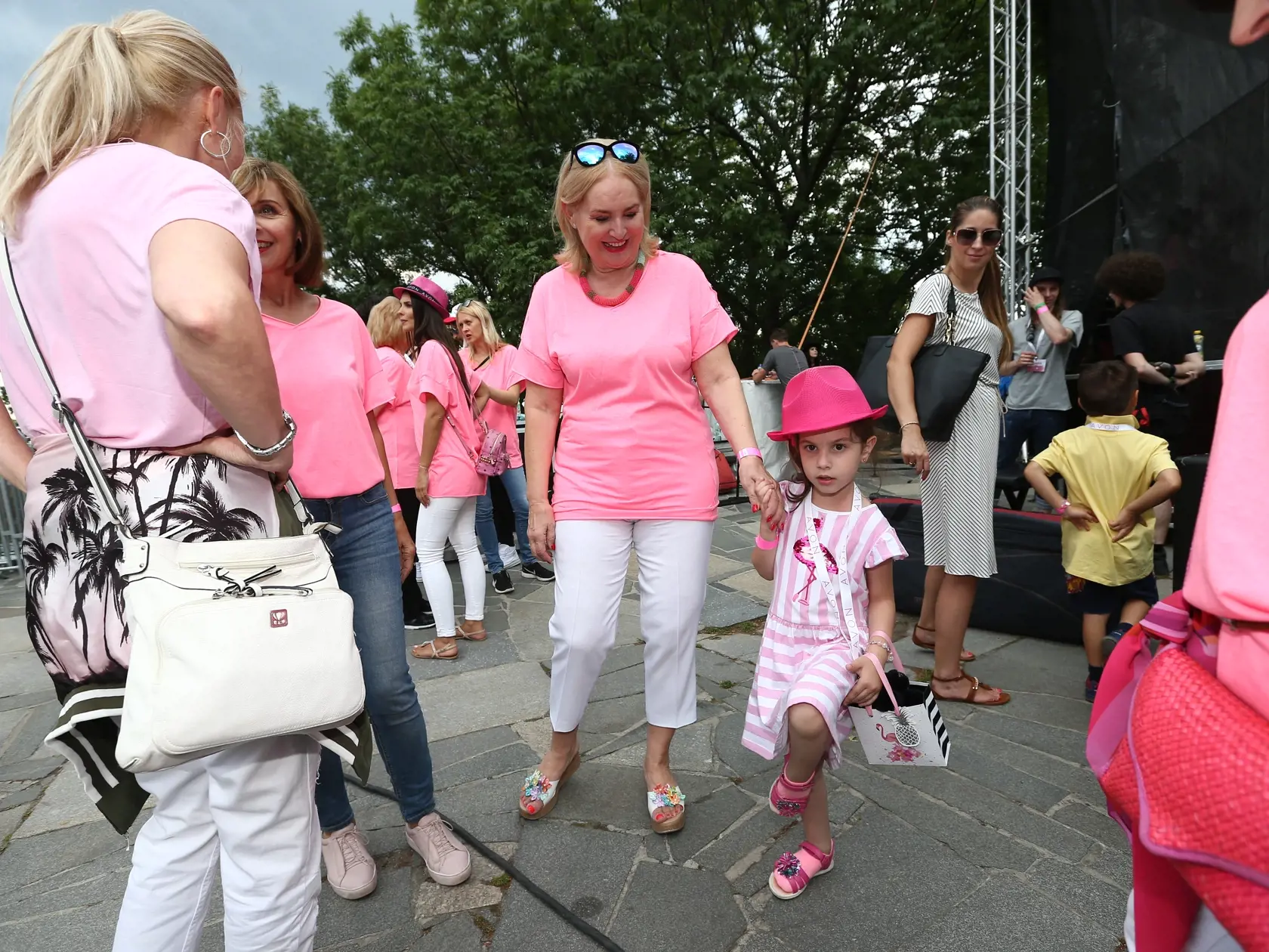 Avon Pochod 2018 proti rakovine prsníka, ktorý sa konal na bratislavskom hrade. Na snímke Ada Straková s vnučkou.