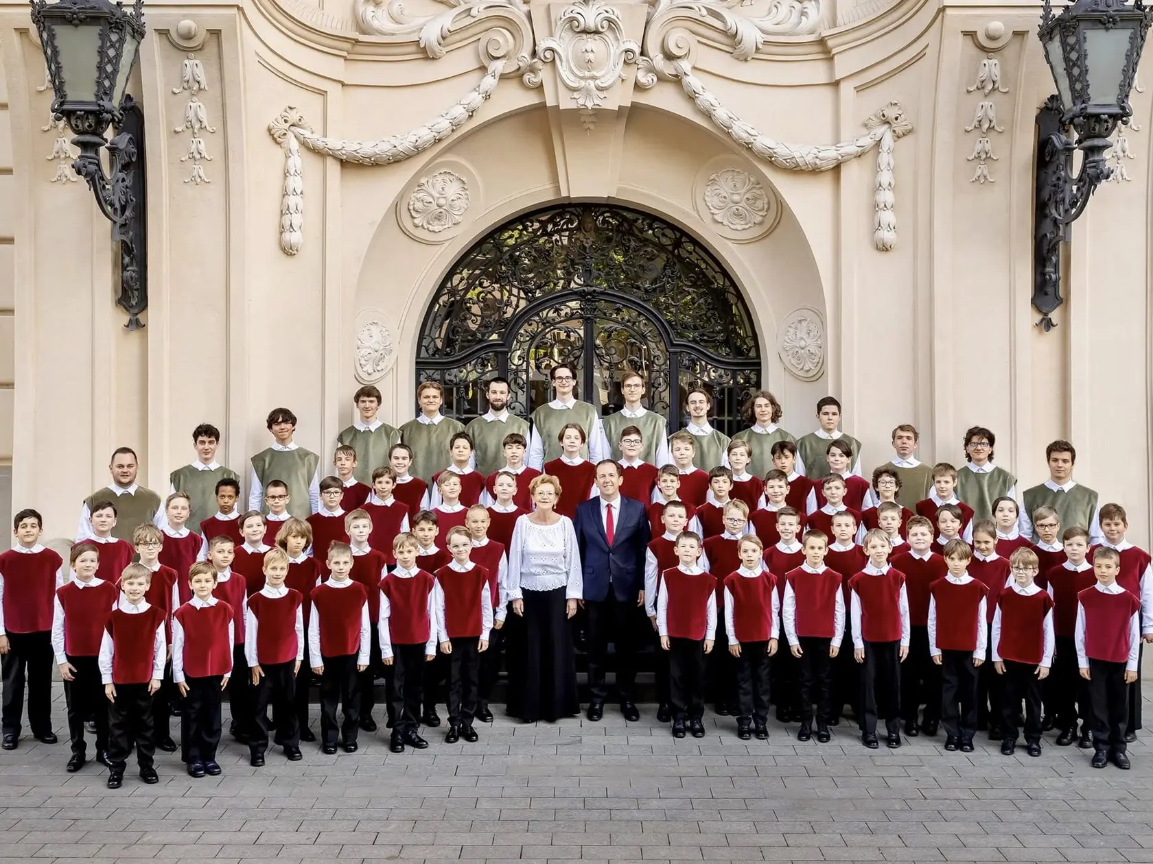 Bratislavský chlapčenský zbor s dirigentami Magdalénou Rovňanskou a jej synom Gabrielom.