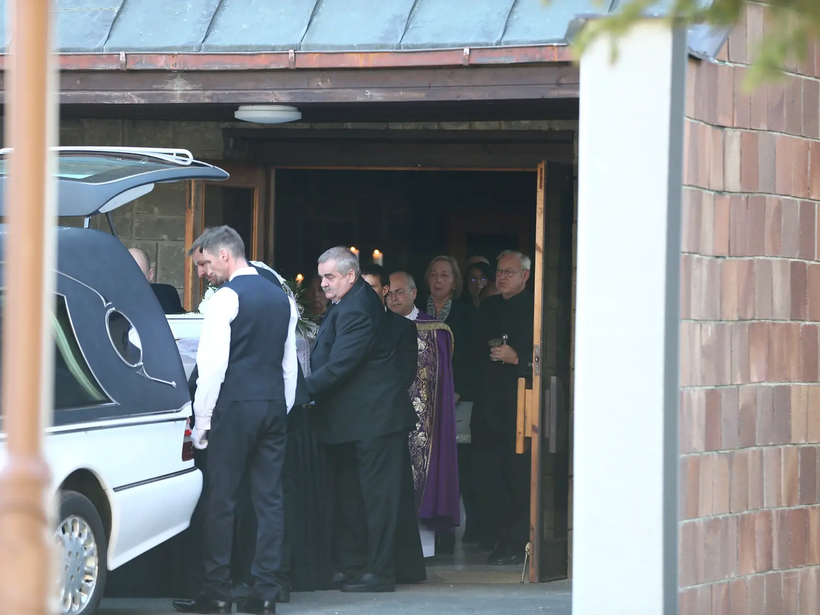 Posledná rozlúčka s nadanou študentkou Broňou. V sobotu (8.10.) sa rozlúčili rodiny Mareka a Brone so svojími milovanými deťmi, vnúčatami, a súrodencami. Ich mladé životy vyhasli vinou opitého vodiča.