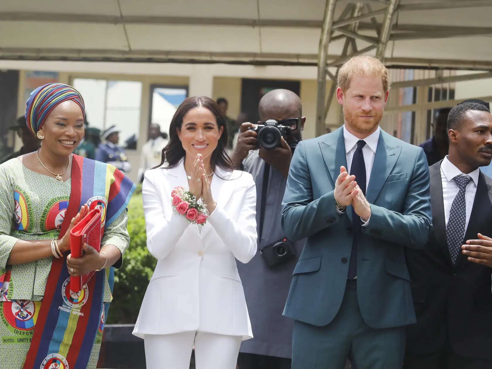 Meghan Markle a Kate Middleton sa pred kráľovskou svadbou Meghan a princa Harryho v roku 2018 pohádali kvôli šatám pre družičky. Meghan popiera, že by sa správala nevhodne a tvrdí, že ona je tá, ktorej ublížili.