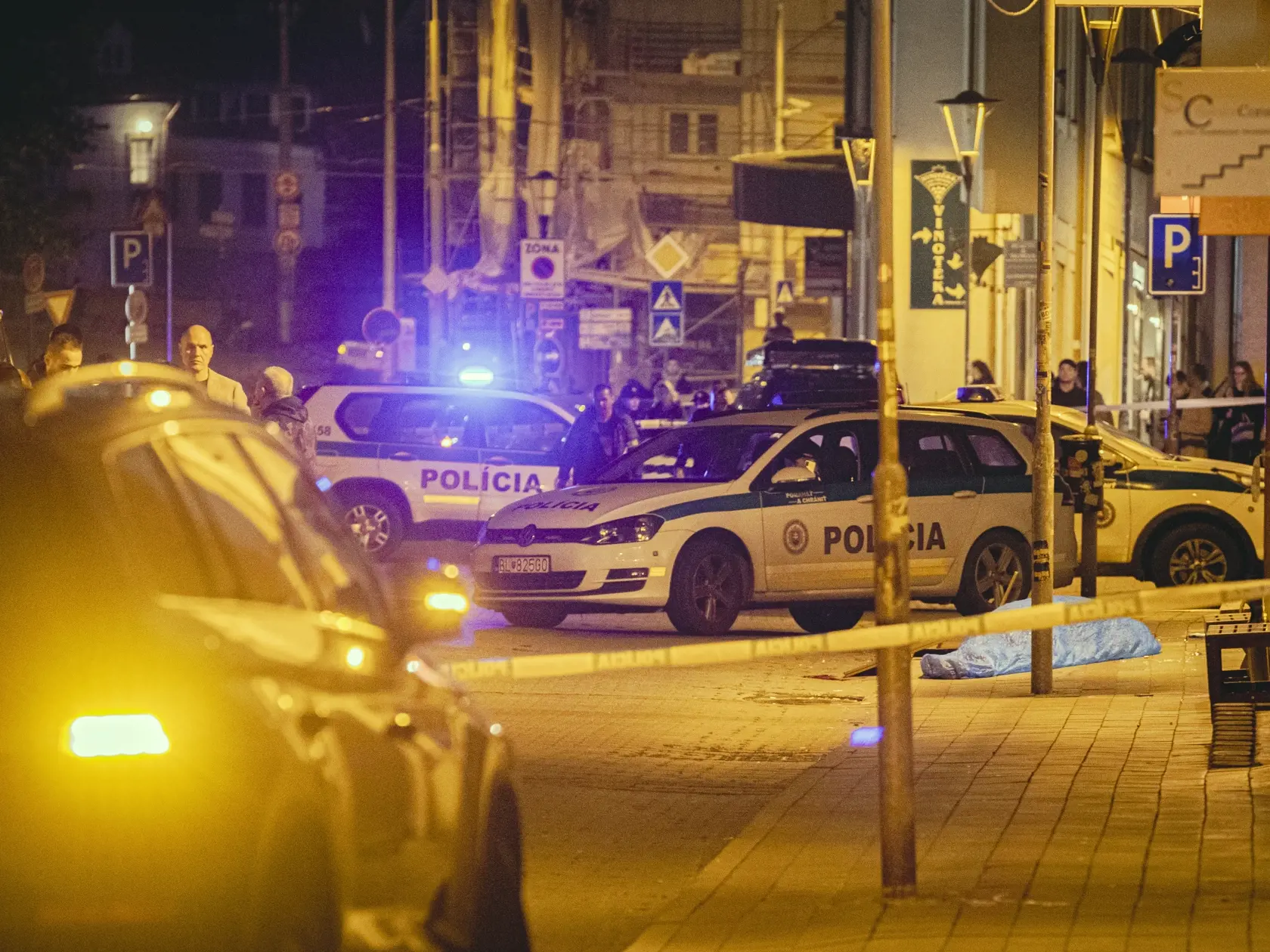 Na Zámockej ulici v Bratislave prišlo k streľbe po ktorej zostali na ulici ležať telá dvoch obetí.