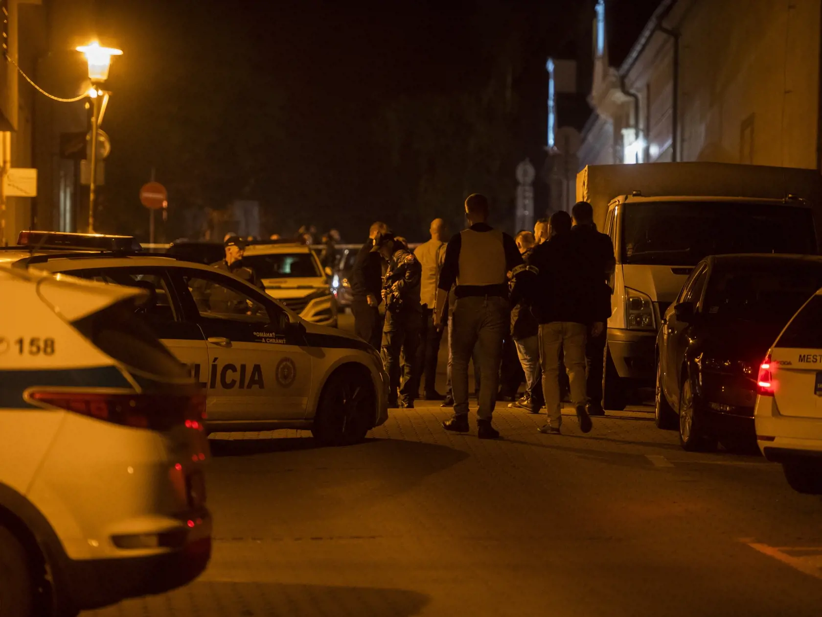 Na snímke policajti po streľbe na Zámockej ulici v Bratislave 12. októbra 2022. Streľba v centre Bratislavy si vyžiadala dvoch mŕtvych. TASR to potvrdila hovorkyňa Operačného strediska záchrannej zdravotnej služby (OS ZZS) SR Alena Krčová. FOTO TASR - Jaroslav Novák