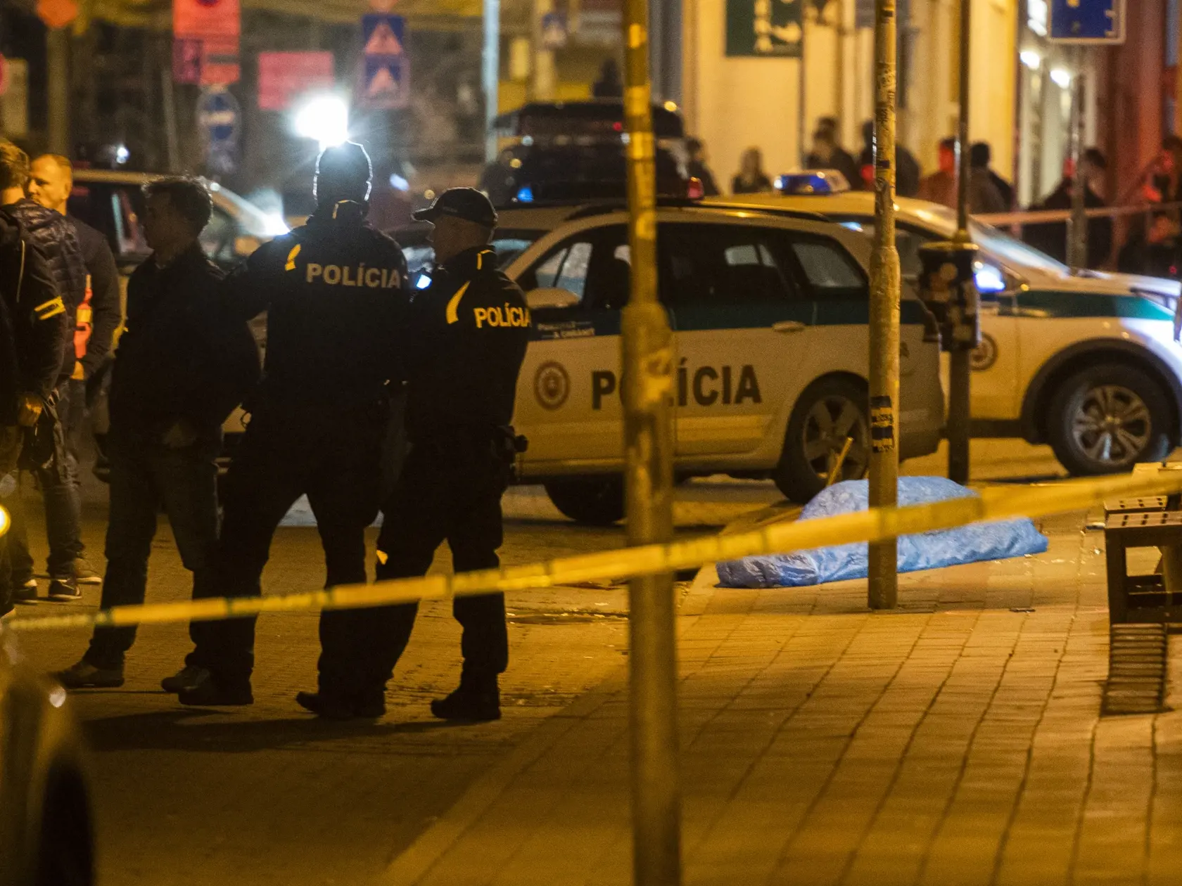 Na snímke policajti po streľbe na Zámockej ulici v Bratislave 12. októbra 2022. Streľba v centre Bratislavy si vyžiadala dvoch mŕtvych. TASR to potvrdila hovorkyňa Operačného strediska záchrannej zdravotnej služby (OS ZZS) SR Alena Krčová. FOTO TASR - Jaroslav Novák