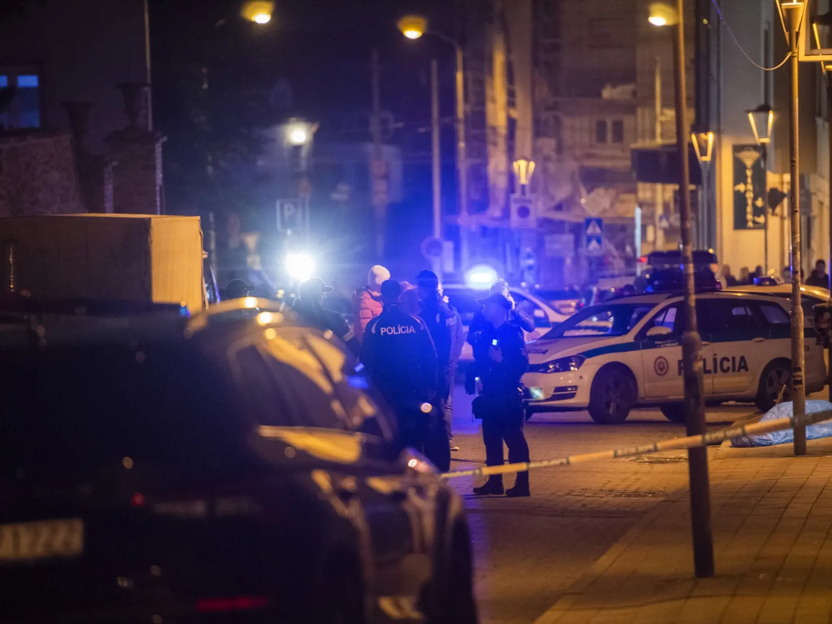 Na snímke policajti po streľbe na Zámockej ulici v Bratislave 12. októbra 2022. Streľba v centre Bratislavy si vyžiadala dvoch mŕtvych. TASR to potvrdila hovorkyňa Operačného strediska záchrannej zdravotnej služby (OS ZZS) SR Alena Krčová. FOTO TASR - Jaroslav Novák