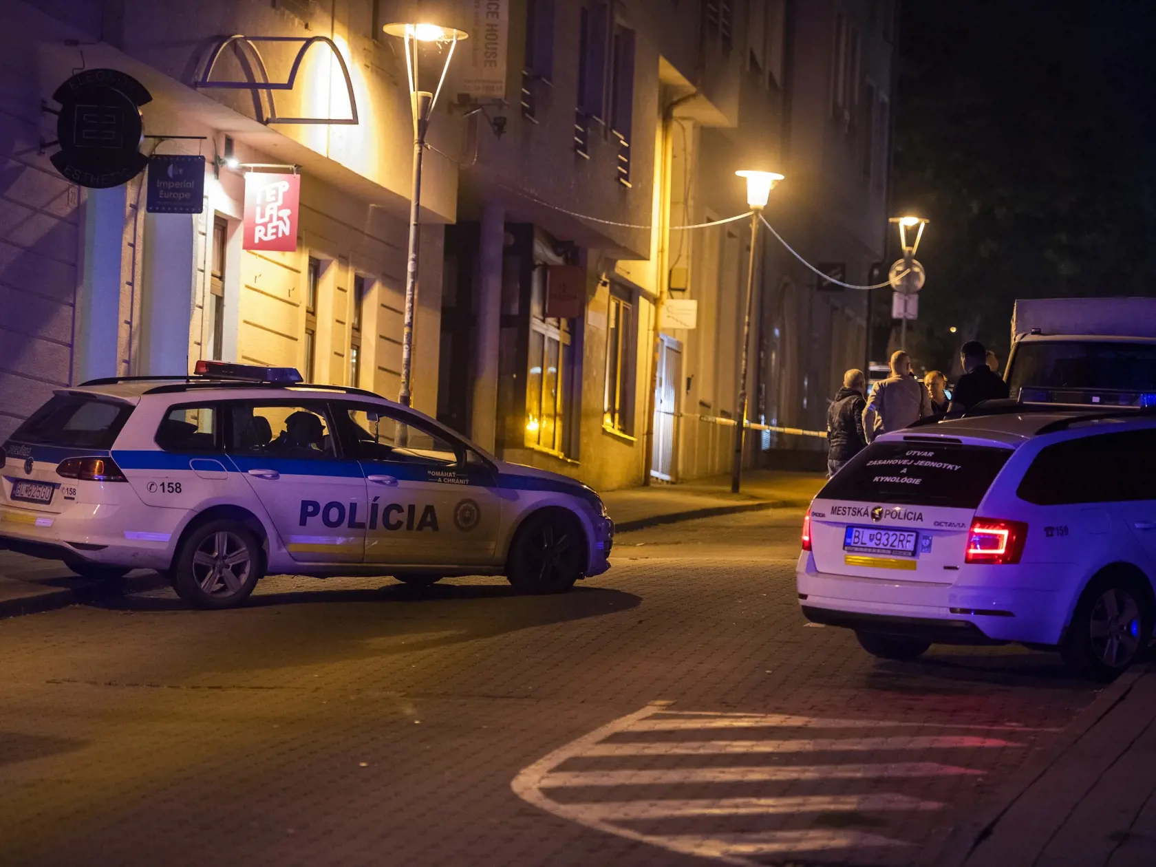 Na snímke policajti po streľbe na Zámockej ulici v Bratislave 12. októbra 2022. Streľba v centre Bratislavy si vyžiadala dvoch mŕtvych. TASR to potvrdila hovorkyňa Operačného strediska záchrannej zdravotnej služby (OS ZZS) SR Alena Krčová. FOTO TASR - Jaroslav Novák
