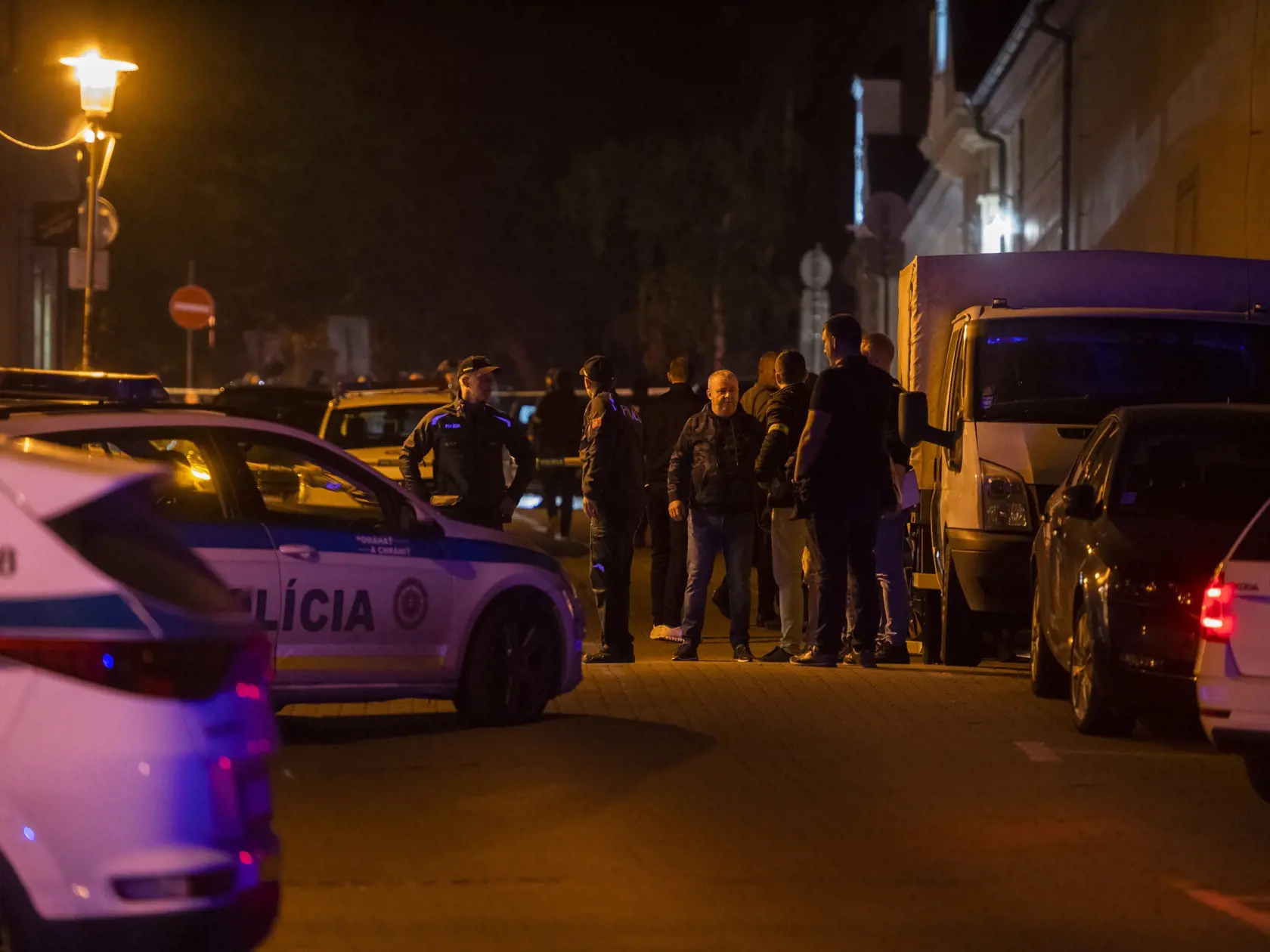 Na snímke policajti po streľbe na Zámockej ulici v Bratislave 12. októbra 2022. Streľba v centre Bratislavy si vyžiadala dvoch mŕtvych. TASR to potvrdila hovorkyňa Operačného strediska záchrannej zdravotnej služby (OS ZZS) SR Alena Krčová. FOTO TASR - Jaroslav Novák