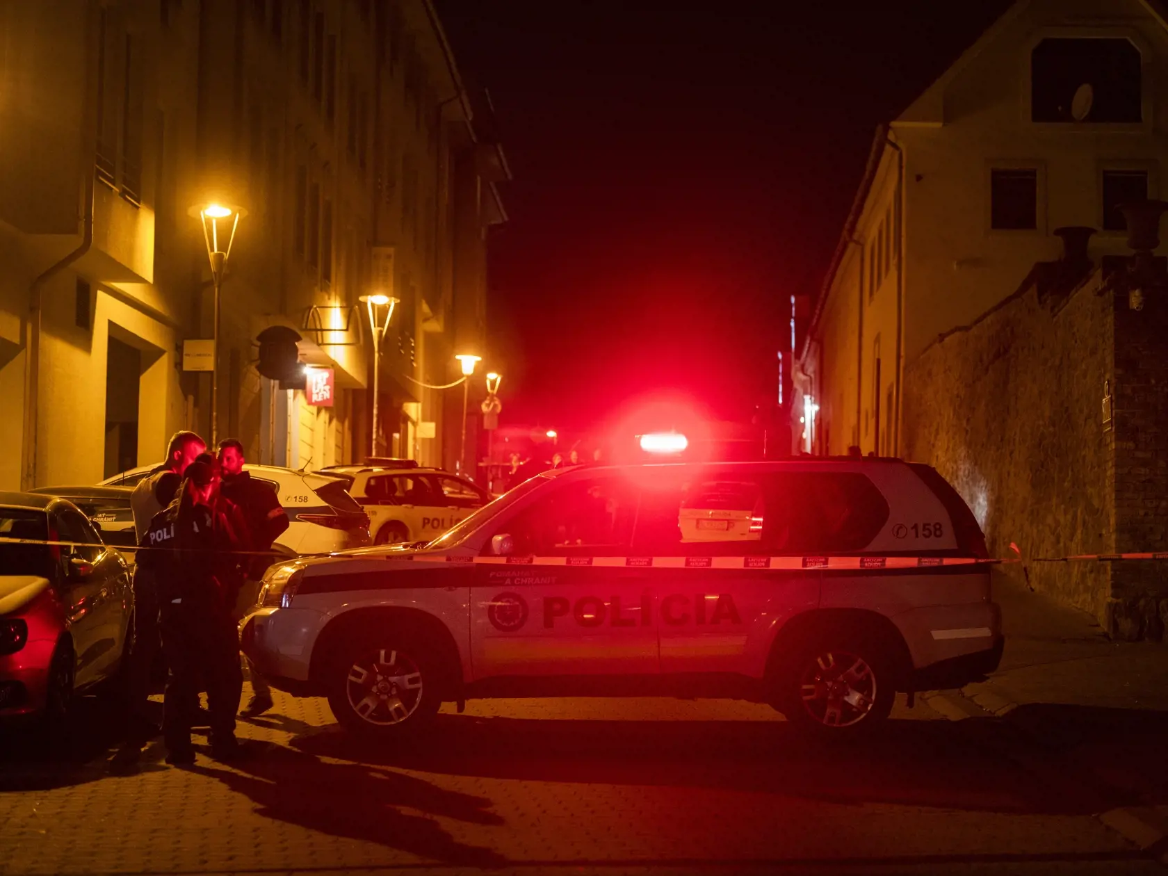 Na snímke policajti po streľbe na Zámockej ulici v Bratislave 12. októbra 2022. Streľba v centre Bratislavy si vyžiadala dvoch mŕtvych. TASR to potvrdila hovorkyňa Operačného strediska záchrannej zdravotnej služby (OS ZZS) SR Alena Krčová. FOTO TASR - Jaroslav Novák