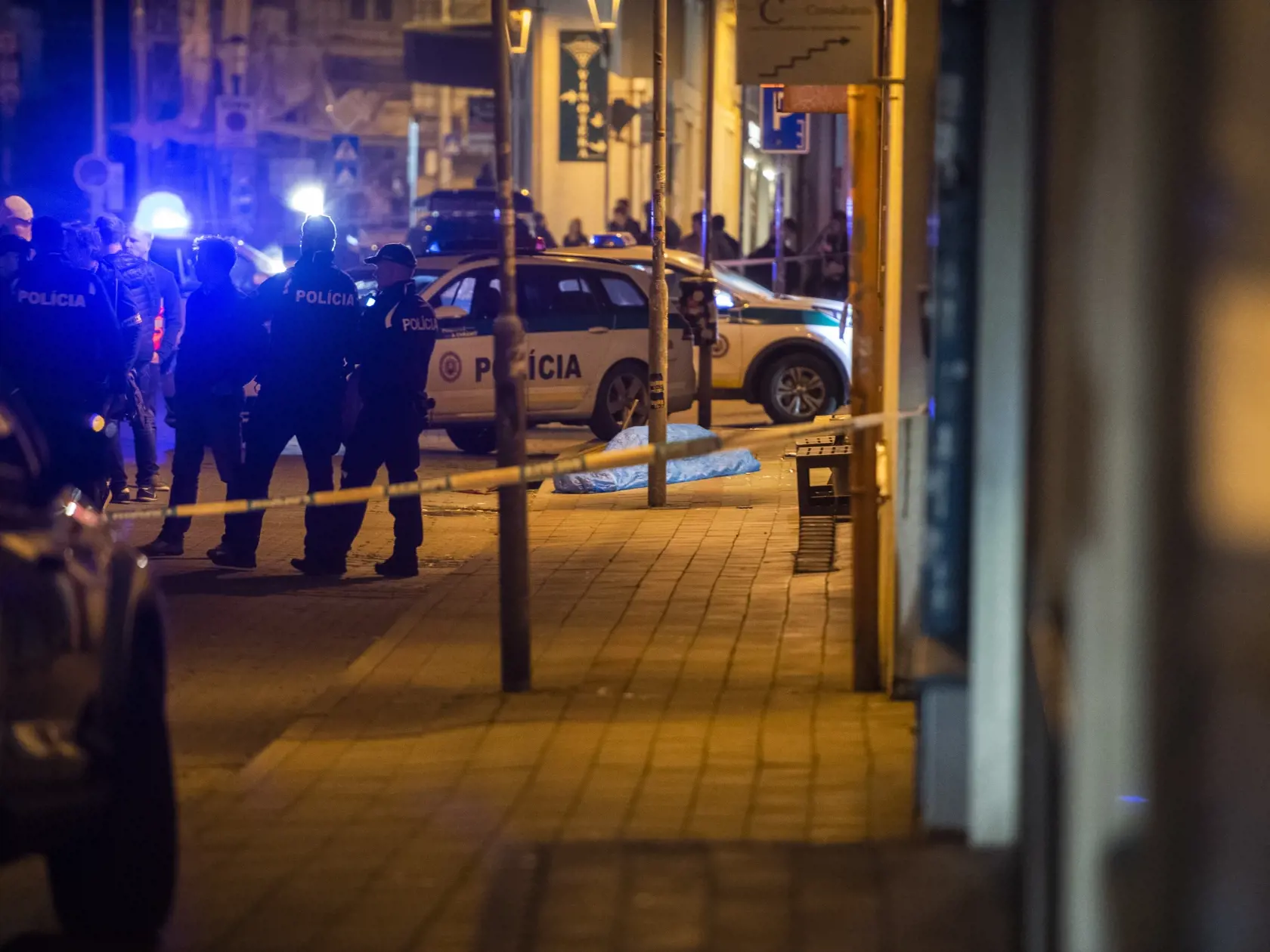 Na snímke policajti po streľbe na Zámockej ulici v Bratislave 12. októbra 2022. Streľba v centre Bratislavy si vyžiadala dvoch mŕtvych. TASR to potvrdila hovorkyňa Operačného strediska záchrannej zdravotnej služby (OS ZZS) SR Alena Krčová. FOTO TASR - Jaroslav Novák