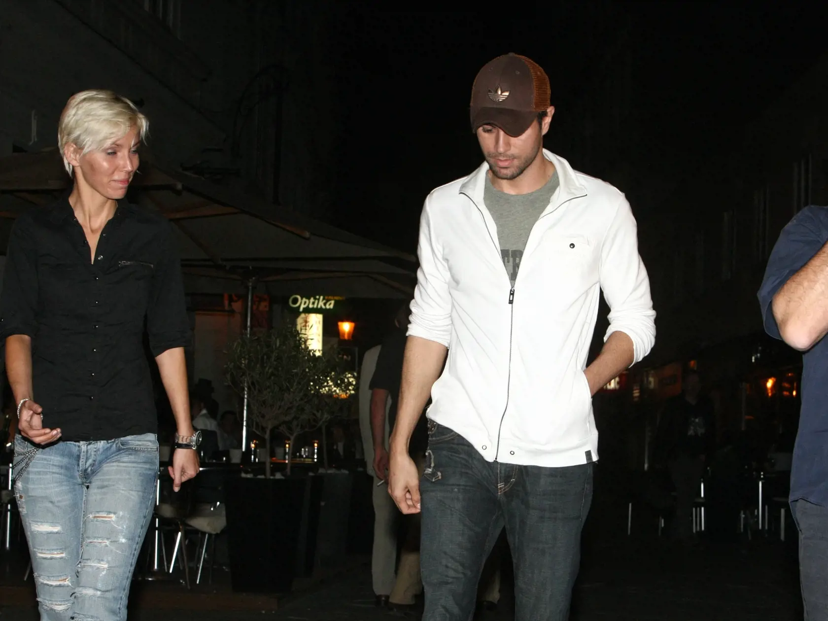 Enrique Iglesias - paparazzi pred bratislavskym koncertom
18.05.2009 Bratislava
foto: Matej Kalina
pôvodný súbor:IMG_foto_MATEJ KALINA_59719.JPG