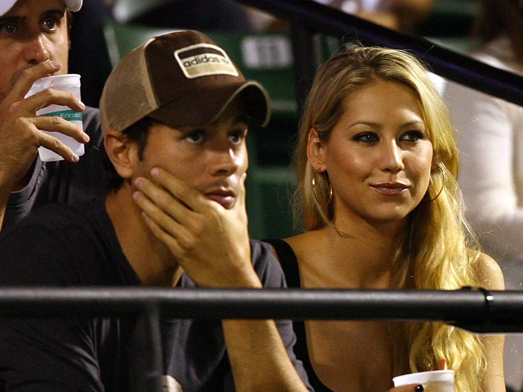 KEY BISCAYNE, FL - APRIL 02:  Enrique Iglesias and girlfriend Anna Kournikova watch as Venus Williams plays her semifinal match against Serena Williams at the Sony Ericsson Open at the Crandon Park Tennis Center on April 2, 2009 in Key Biscayne, Florida.  (Photo by Al Bello/Getty Images) *** Local Caption *** Enrique Iglesias;Anna Kournikova