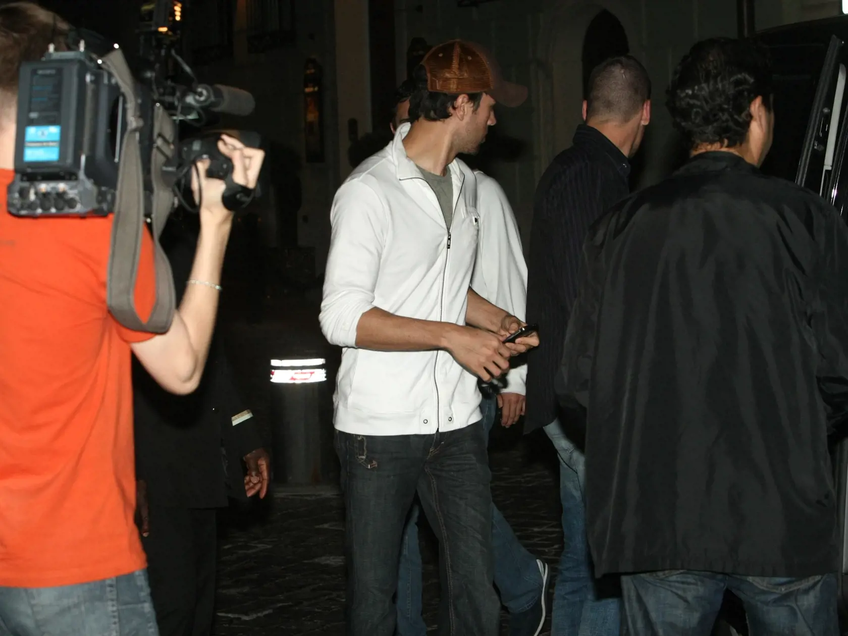 Enrique Iglesias - paparazzi pred bratislavskym koncertom
18.05.2009 Bratislava
foto: Matej Kalina
pôvodný súbor:IMG_foto_MATEJ KALINA_59637.JPG
