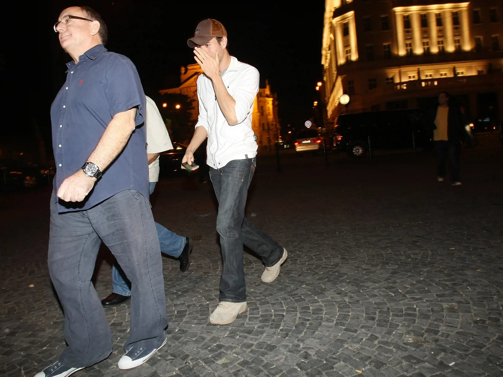 Paparazzi Enrique Iglesias v centre Bratislavy
Enrique Iglesias
soubiznis
soubiz
spevak
koncert
celebrita
Anna Kurnikovova
muz
paparazzi
18.5.2009 Bratislava
foto: Michal Smrcok
pôvodný súbor:IMG_foto MICHAL SMRCOK_50408.JPG