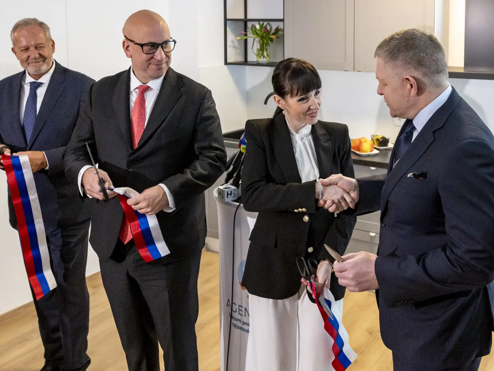 Tlačová konferencia predsedu vlády SR Roberta Fica a ministra dopravy SR Jozefa Ráža. Na snímke je premiér SR Robert Fico, riaditeľka agentúry Eva Lisová, minister dopravy Jozef Ráž a generálny riaditeľ Kooperativa poisťovňa Vladimír Bakeš. 