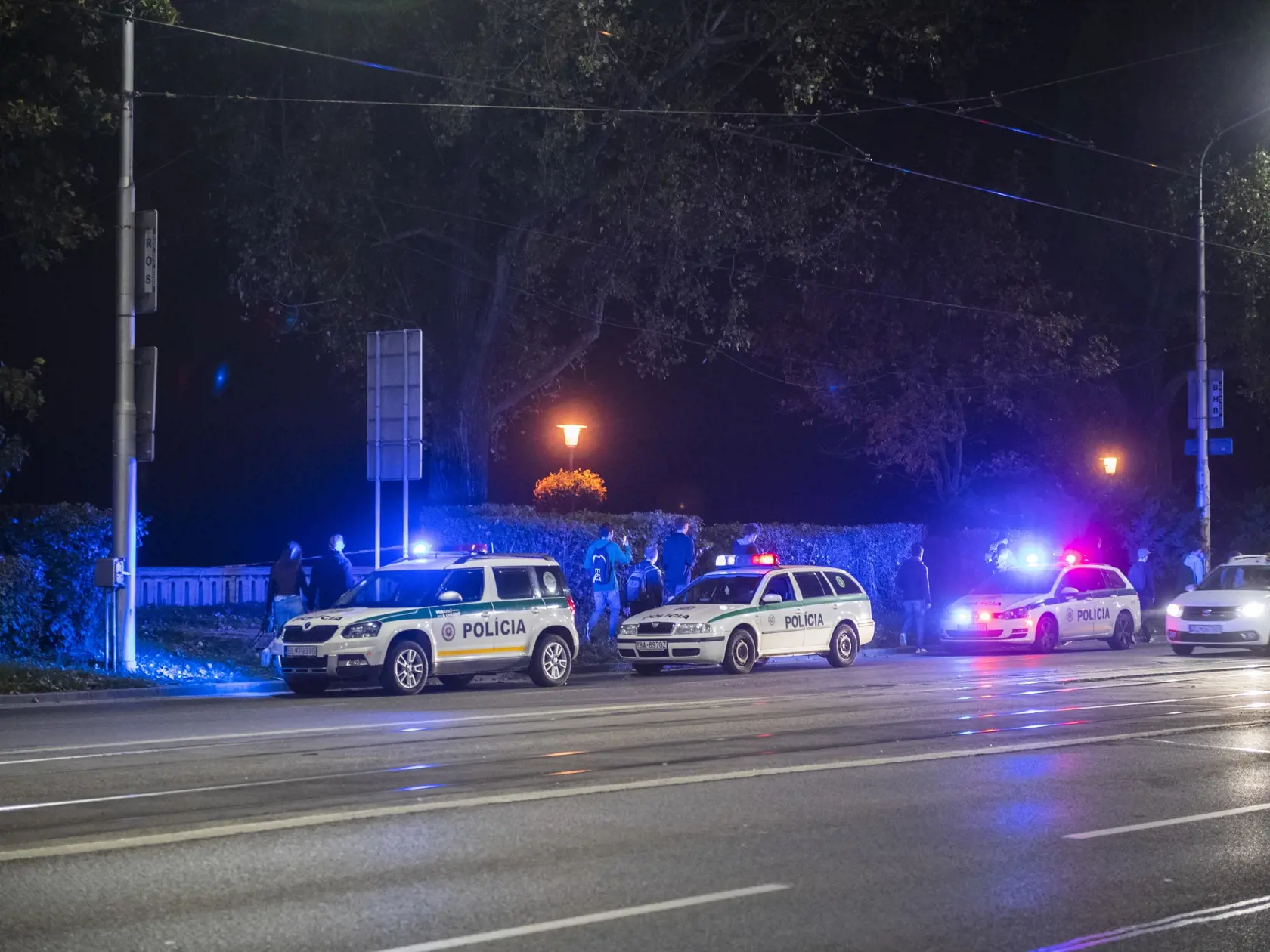 Na snímke policajti prehľadávajú nábrežie Dunaja po streľbe na Zámockej ulici v Bratislave 12. októbra 2022. Po páchateľovi, ktorý mal v stredu večer strieľať v Bratislave na Zámockej ulici a je na úteku, pátra v týchto chvíľach aj policajný vrtuľník. FOTO TASR - Jaroslav Novák