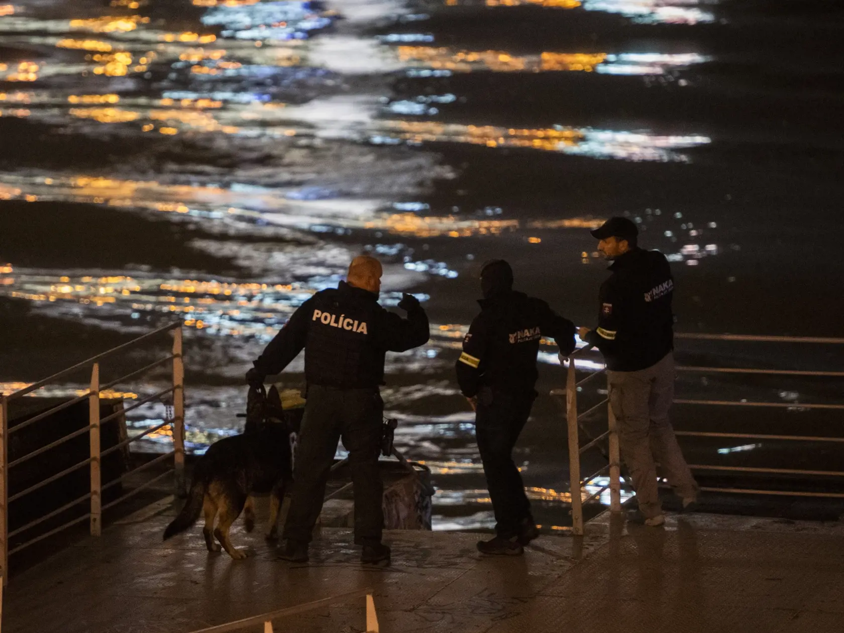 Na snímke policajti na lodi prehľadávajú nábrežie Dunaja po streľbe na Zámockej ulici v Bratislave 12. októbra 2022. Po páchateľovi, ktorý mal v stredu večer strieľať v Bratislave na Zámockej ulici a je na úteku, pátra v týchto chvíľach aj policajný vrtuľník. FOTO TASR - Jaroslav Novák