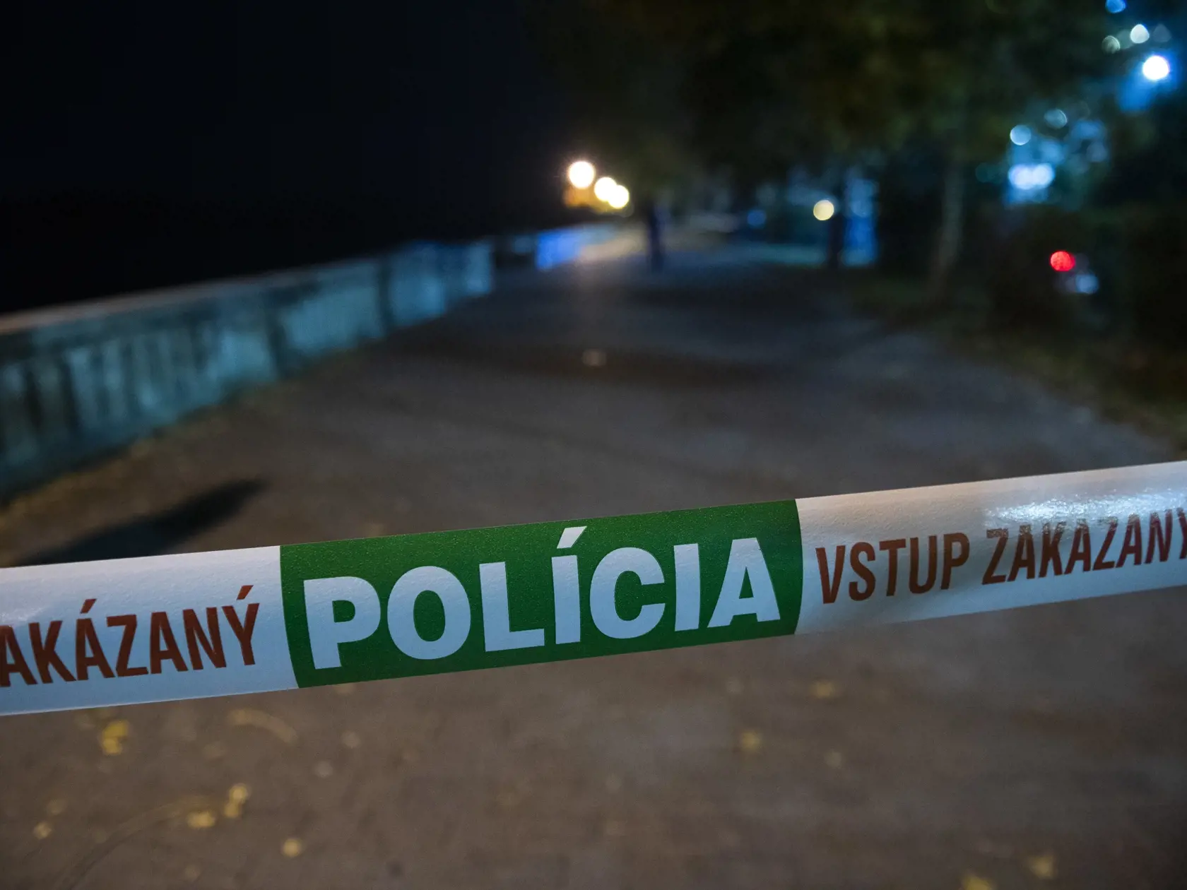 Na snímke policajná páska na nábreží Dunaja po streľbe na Zámockej ulici v Bratislave 12. októbra 2022. Po páchateľovi, ktorý mal v stredu večer strieľať v Bratislave na Zámockej ulici a je na úteku, pátra v týchto chvíľach aj policajný vrtuľník. FOTO TASR - Jaroslav Novák