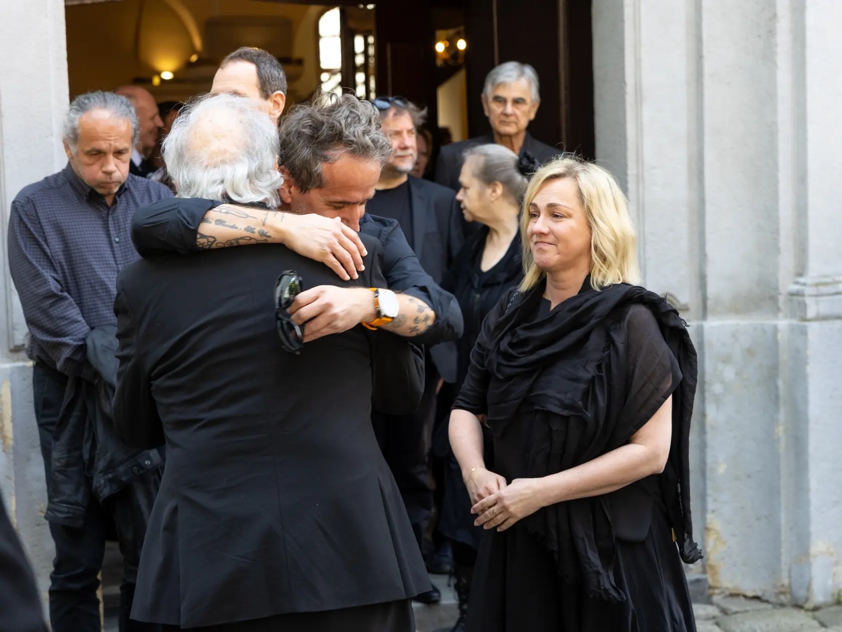 Rozlúčka s Danielou Kovárovou, manželkou herca Františka Kovára. Na snímke spredu Jaro Bekr objíma Františka Kovára. Vedľa Bekrova žena Monika Hilmerová.