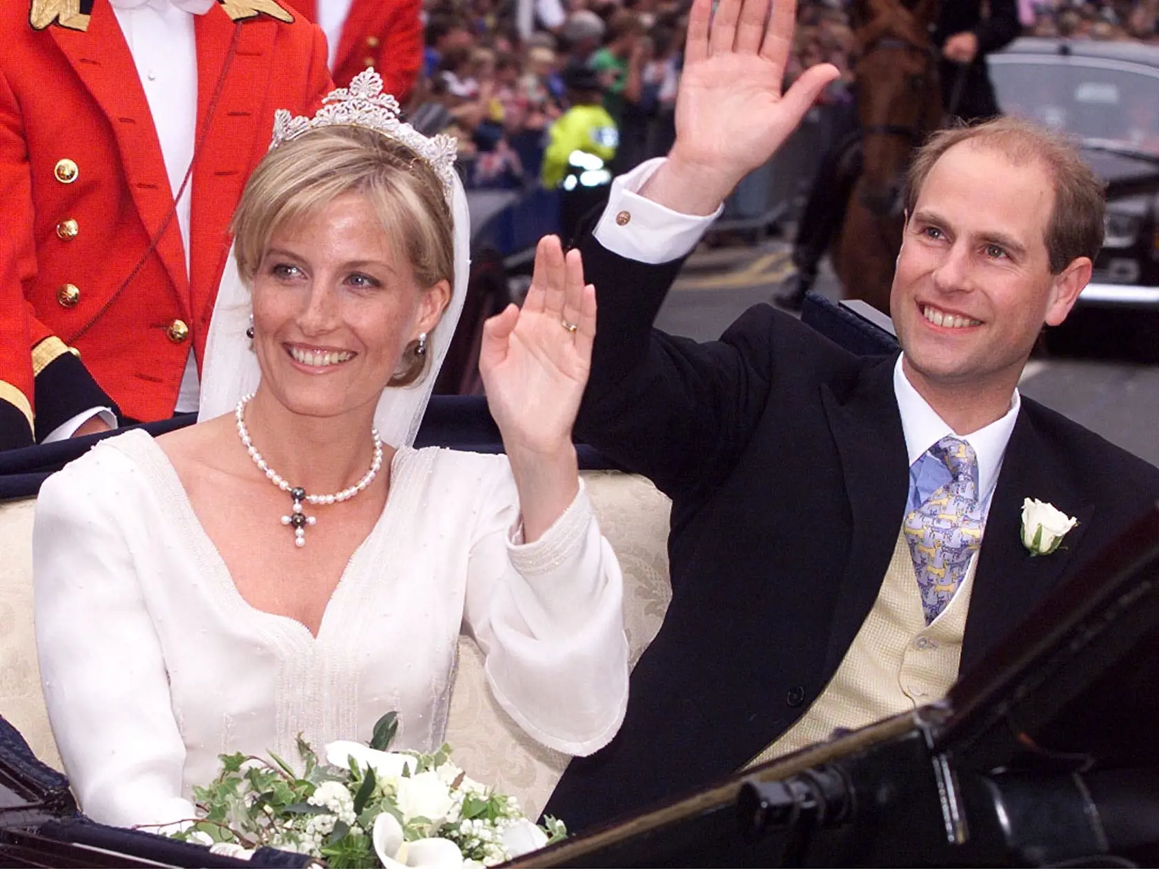 Princ Edward, najmladší syn kráľovnej Alžbeta II., so svojou nevestou Sophie Rhys-Jonesovou. Po svadbe, ktorá sa konala 19. júna 1999 dostali tituly gróf a grófka z Wessexu.