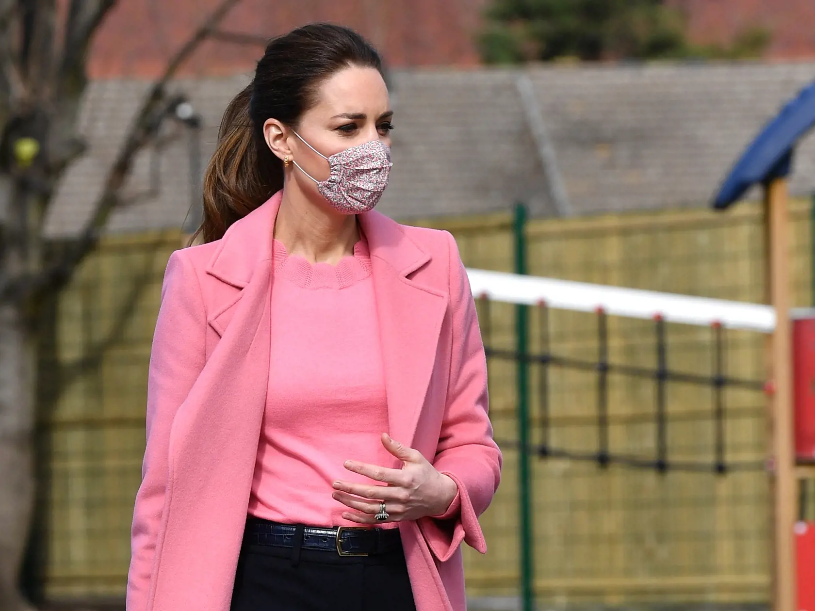 Britský princ William a manželka Kate, vojvodkyňa z Cambridgea, počas návštevy školy v Londýne 11. marca 2021. Britský princ William poprel, že by kráľovská rodina bola rasistická. Reagoval tak na tvrdenia z rozhovoru, ktorý poskytli jeho brat princ Harry so švagrinou Meghan Markleovou.