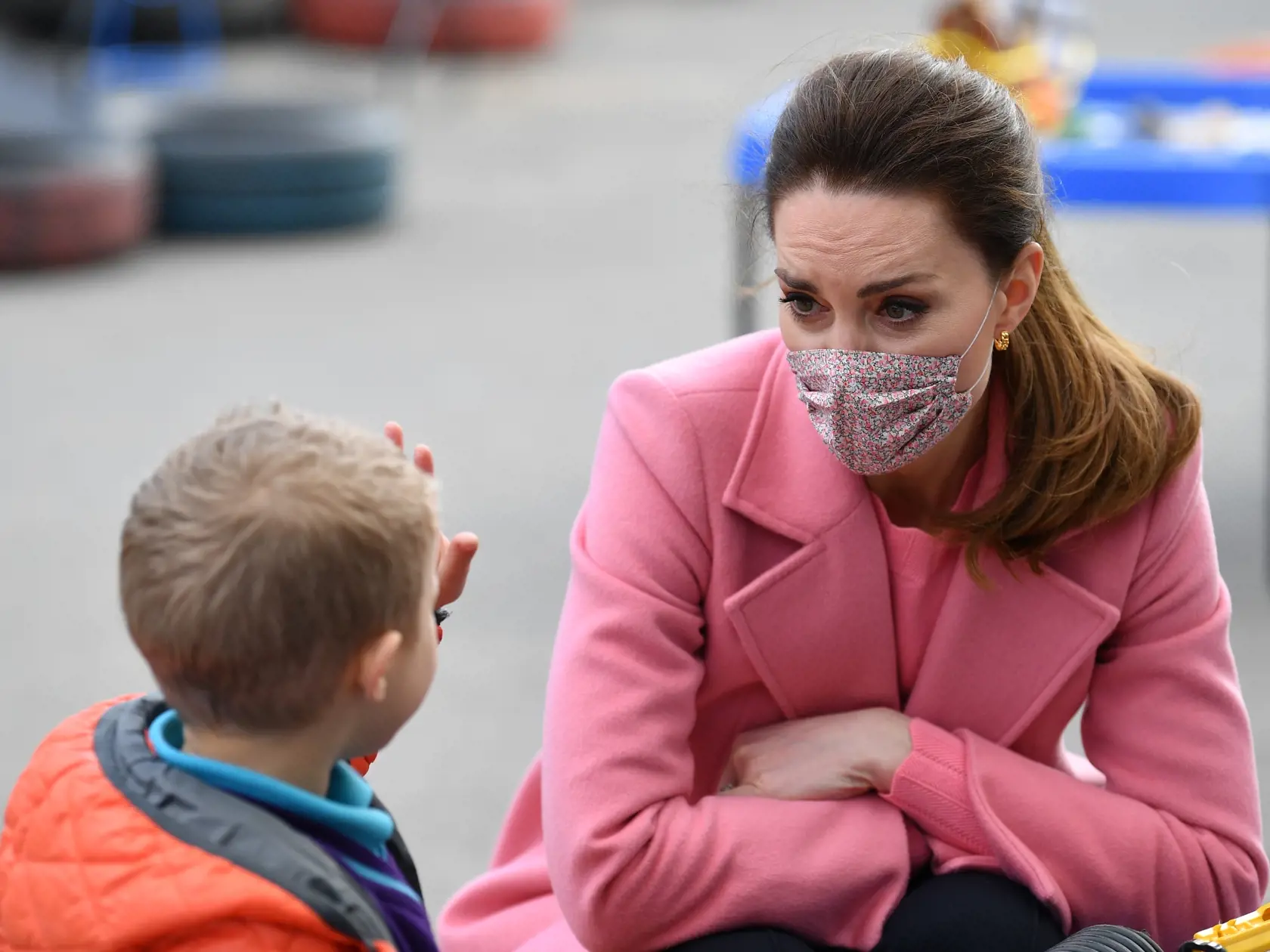 Britský princ William a manželka Kate, vojvodkyňa z Cambridgea, počas návštevy školy v Londýne 11. marca 2021. Britský princ William poprel, že by kráľovská rodina bola rasistická. Reagoval tak na tvrdenia z rozhovoru, ktorý poskytli jeho brat princ Harry so švagrinou Meghan Markleovou.