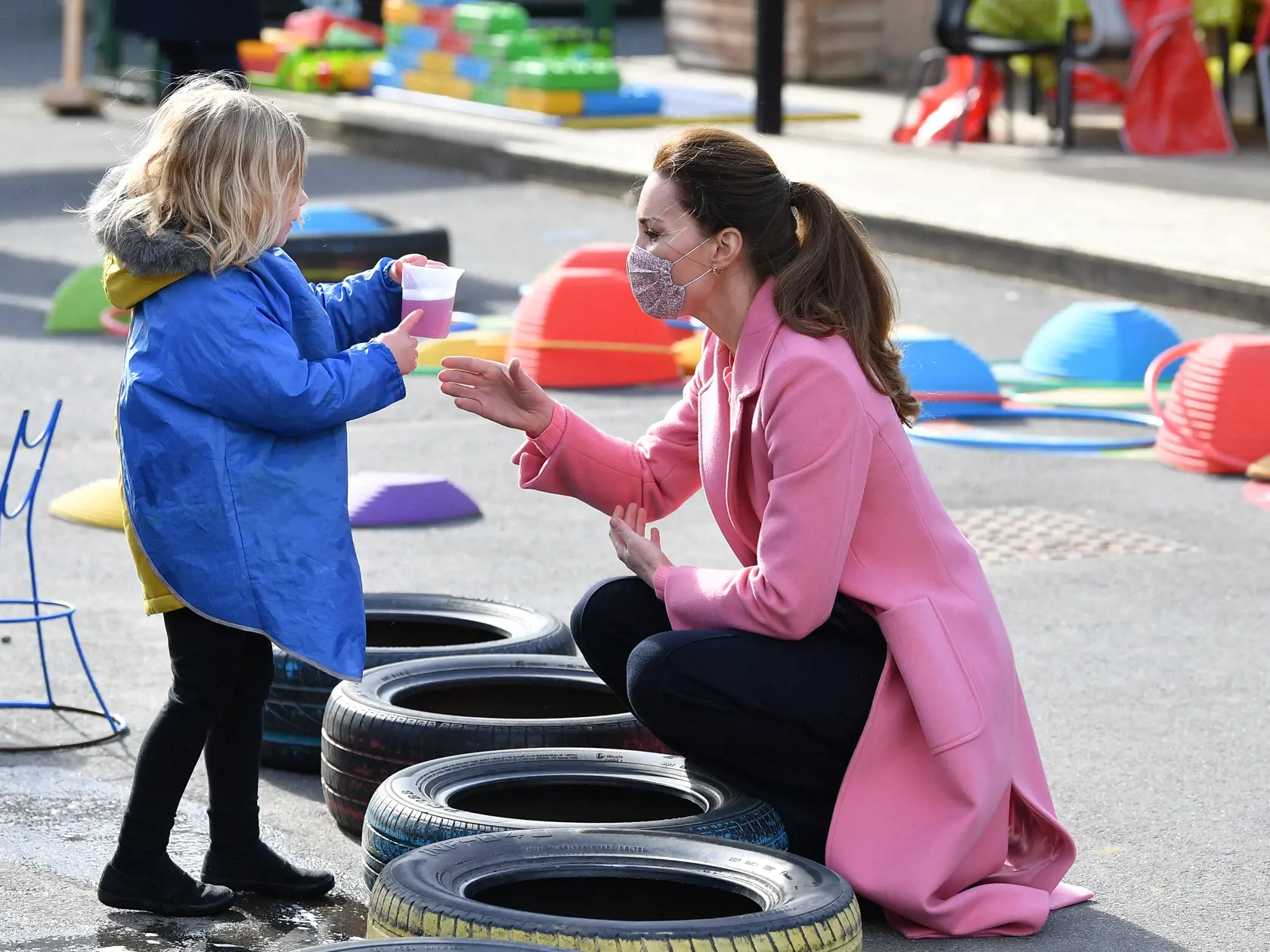 Britský princ William a manželka Kate, vojvodkyňa z Cambridgea, počas návštevy školy v Londýne 11. marca 2021. Britský princ William poprel, že by kráľovská rodina bola rasistická. Reagoval tak na tvrdenia z rozhovoru, ktorý poskytli jeho brat princ Harry so švagrinou Meghan Markleovou.