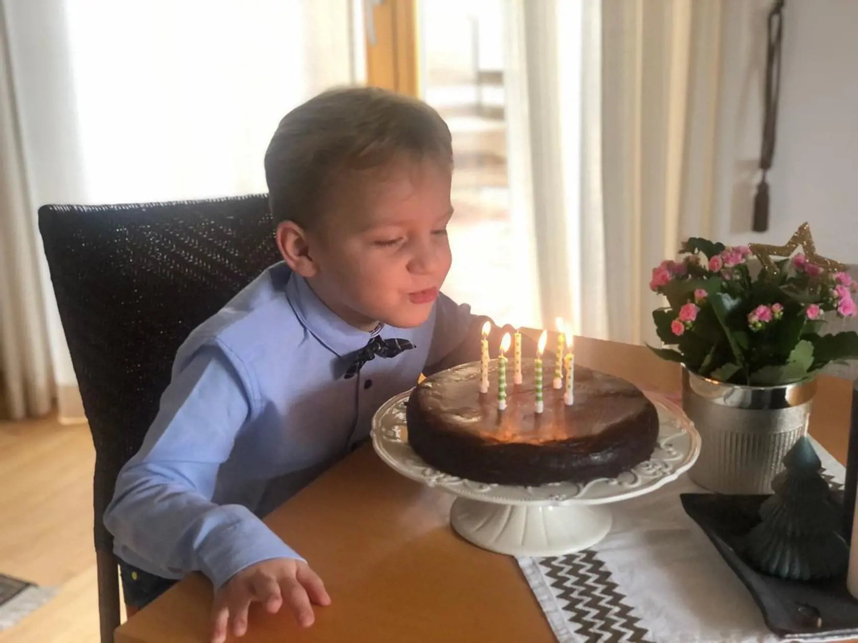 Takto už Chodúrov synček vyrástol. Sfúkol si na torte 6 sviečok. Celý tatino, čo poviete?