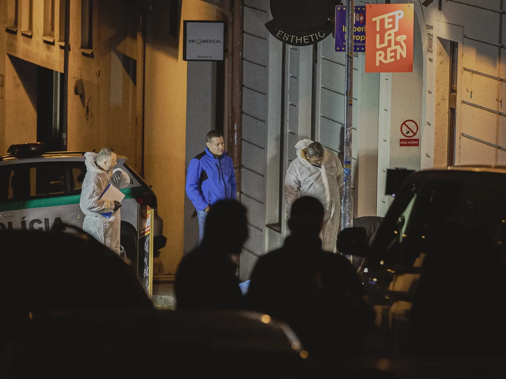 Na Zámockej ulici v Bratislave prišlo k streľbe po ktorej zostali na ulici ležať telá dvoch obetí.