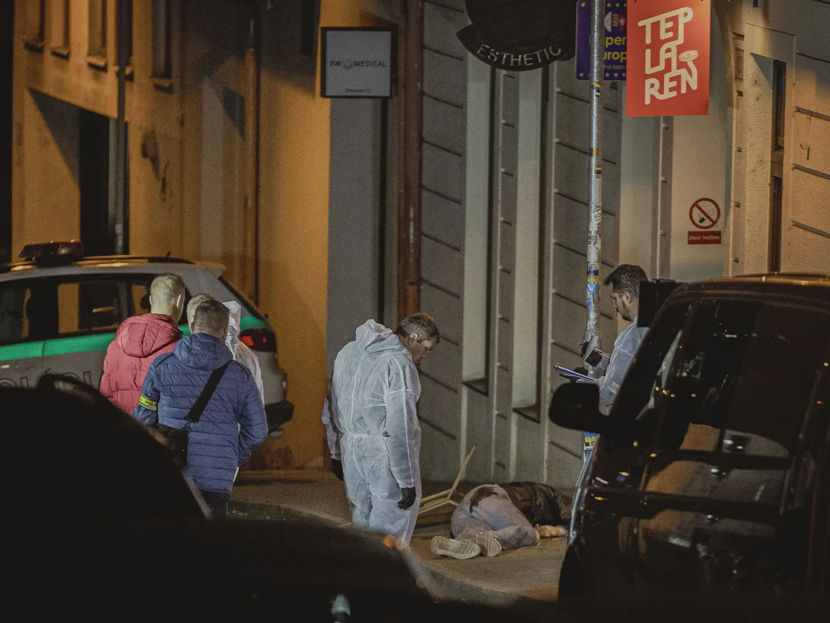 Na Zámockej ulici v Bratislave prišlo k streľbe po ktorej zostali na ulici ležať telá dvoch obetí.