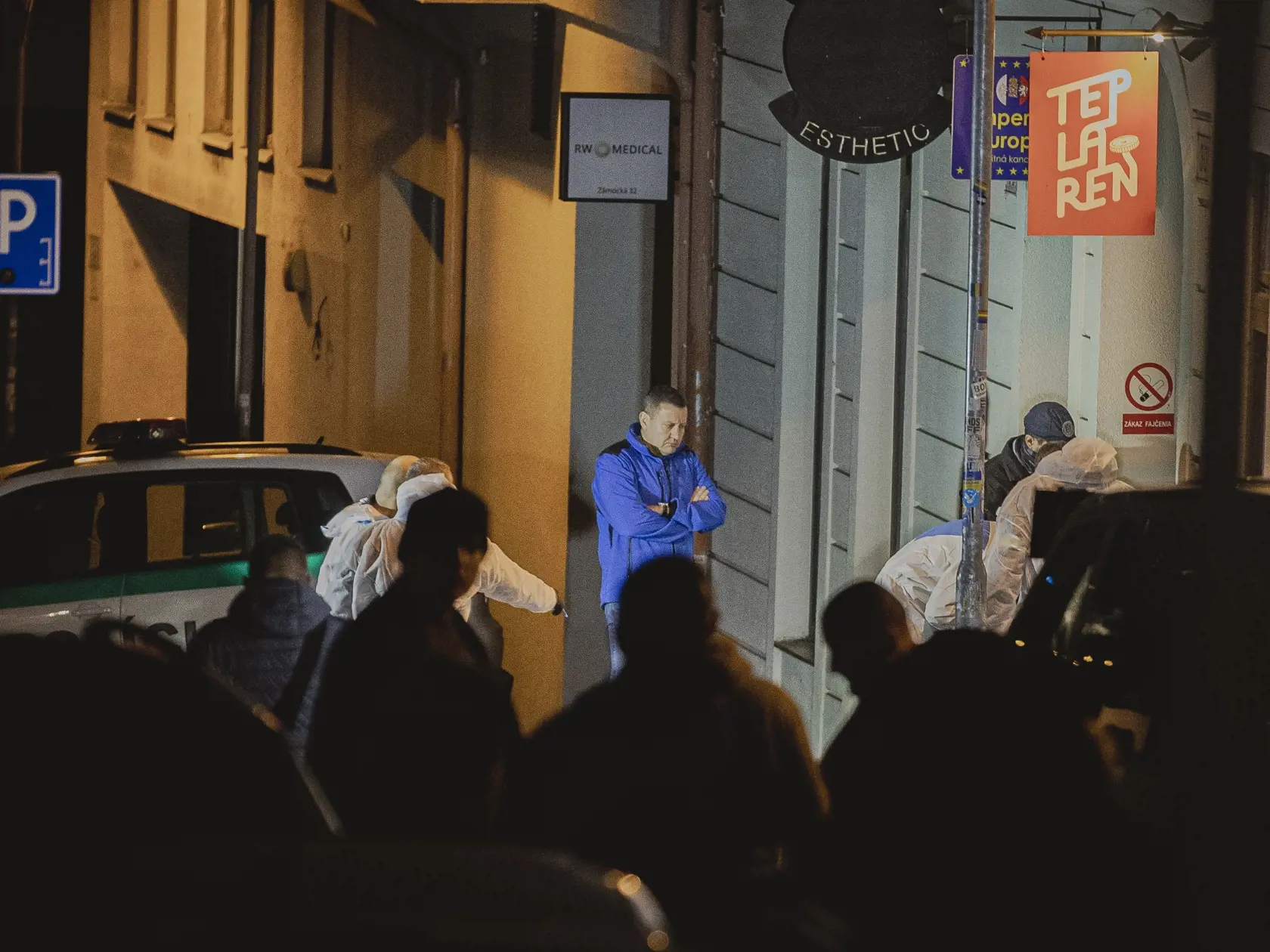 Na Zámockej ulici v Bratislave prišlo k streľbe po ktorej zostali na ulici ležať telá dvoch obetí.