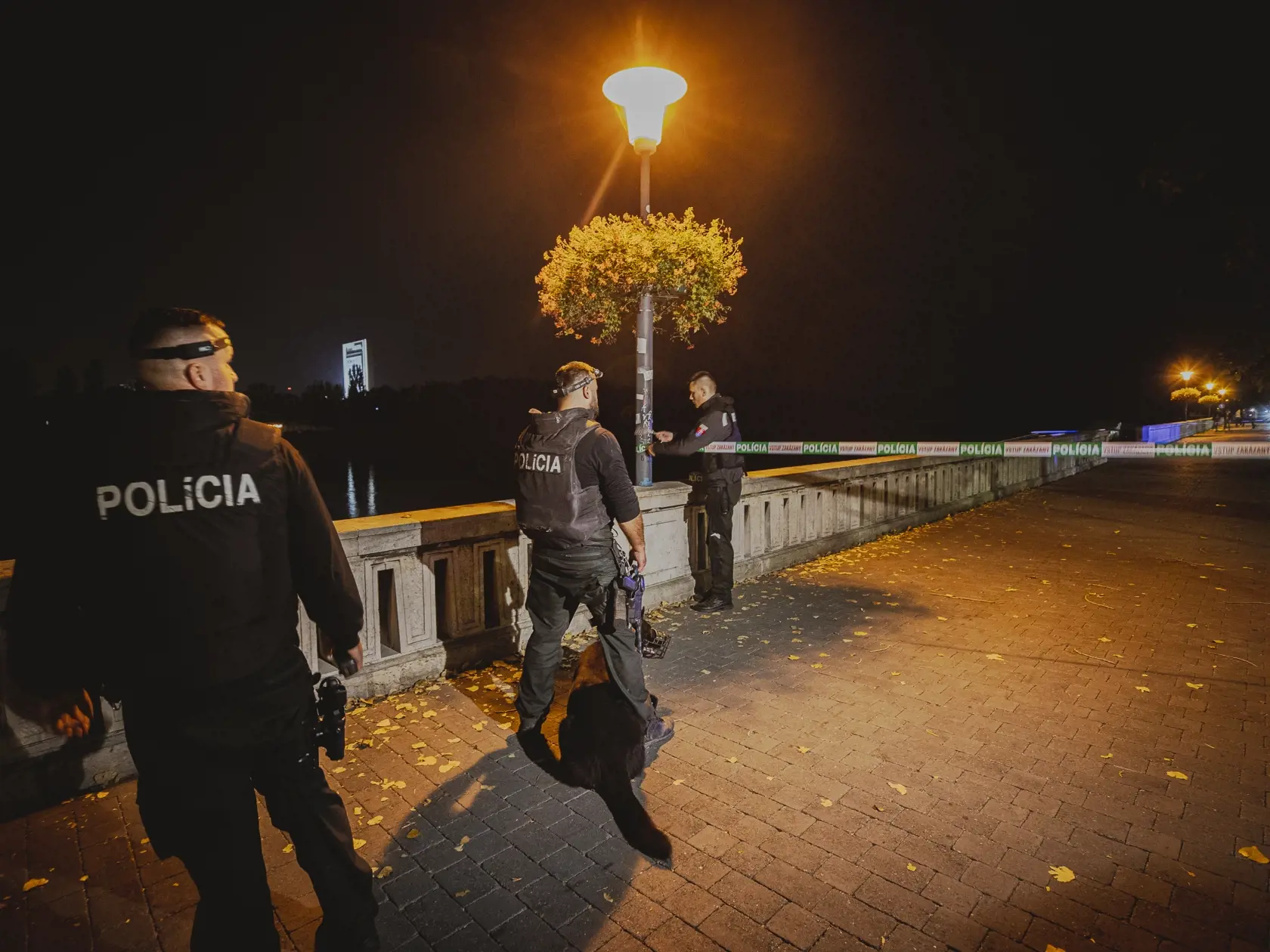 Na Zámockej ulici v Bratislave prišlo k streľbe po ktorej zostali na ulici ležať telá dvoch obetí.